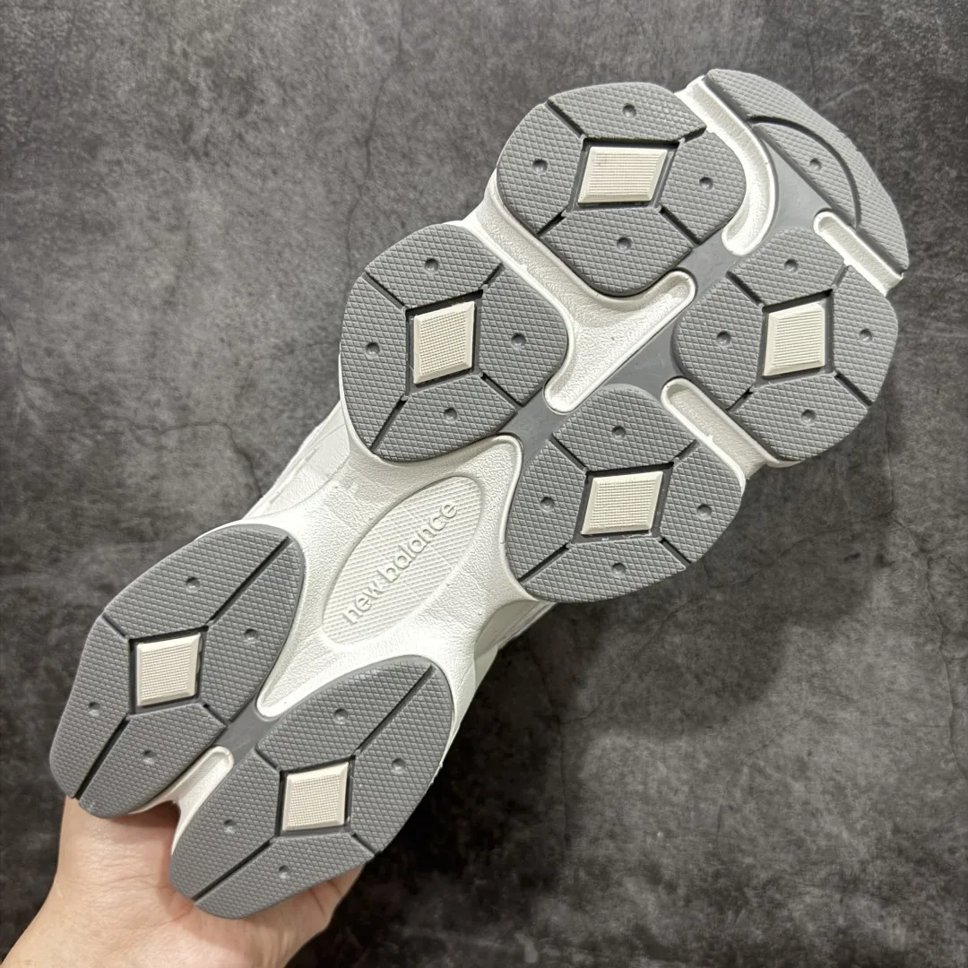 💰240【纯原版】 New Balance NB9060 联名款 复古休闲运动慢跑鞋 米绿色U9060ZGA 全套原楦原纸板原厂数据开发 进口三明治网面 原装进口翻毛皮料正确绒感卡色 正确中底拉帮中底网布细节 原厂标裁 带紫光防伪 定制后跟透明水晶模块 冲裁组合 大底贴合程度胶水上色把控完美 整洁度挑战全网艺术家 多道序QC把关品质完善 匠心打造 耗时两个月开发完成 工艺极其复杂难度可想而知 新开独立私模大底 全网唯一正确六层组合大底 高端零售专供产物 Size:36 37 37.5 38 38.5 39 40 40.5 41 42 42.5 43 44 45 46.5 编码:JP270300