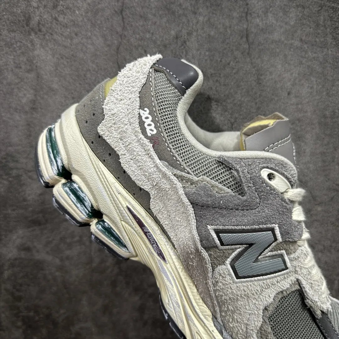 💰230 【BC纯原版】New Balance NB2002R系列 M2002RDA 全新版本 东莞大厂出品 市场第一梯队品质 绝对秒杀市场货 完美版型 正确组合大底 价格一步到位‼️ 全套原楦原纸板原厂数据开发 进口三明治网面 原装进口皮料正确绒感卡色 正确中底拉帮中底网布细节 原厂标裁 带紫光防伪 定制后跟透明水晶模块 冲裁组合 大底贴合程度胶水上色把控完美 整洁度挑战全网艺术家 多道序QC把关品质完善 匠心打造 耗时多月开发完成 工艺极其复杂难度可想而知 新开独立私模大底 正确六层组合大底 高端零售专供产物 Size:36 37 37.5 38 38.5 39 40 40.5 41 42 42.5 43 44 45 46 47.5 编码:GQB270280