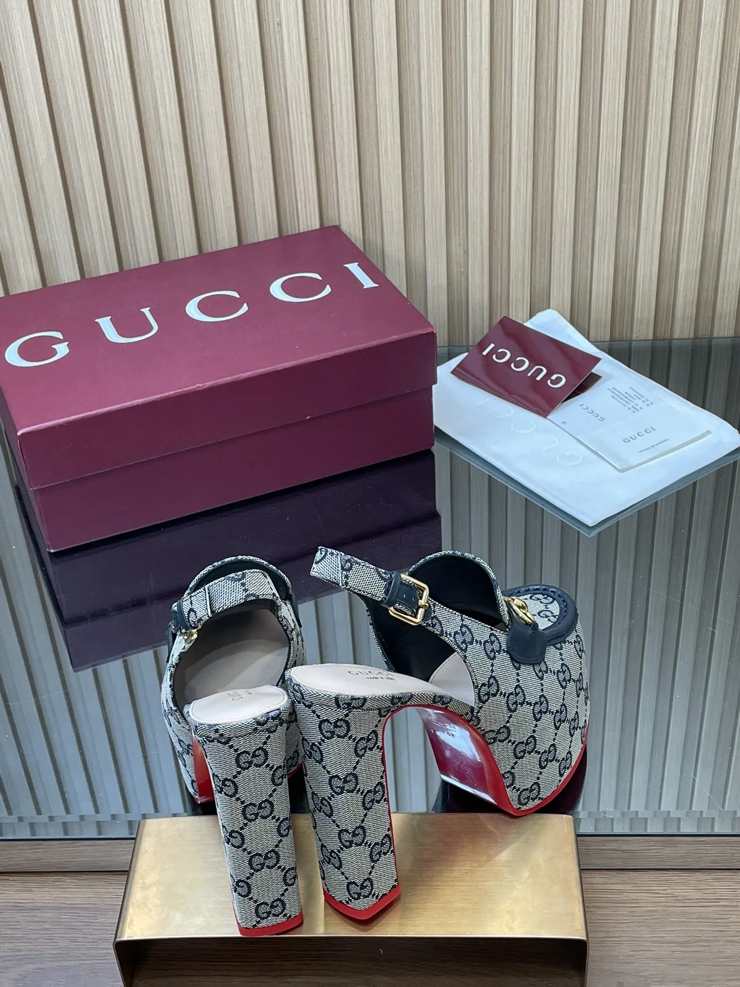 2026早春系列Gucci/古奇🔥新品🆕撞色红底🔥防水台马鞍扣 马衔扣 厚底后系带乐福鞋🆕老花G布单鞋💰350🔥高跟厚底防水台慕勒凉鞋,鞋柜必备款 原版套楦 高端品质👍 典藏图案继续在Guucci全新系列中大放异彩。全新系列匠心呈献马衔扣配件,彰显品牌马术传承。这款女士后系带鞋采用‼️大红撞色底‼️高跟点睛亮眼设计,打造稳固而舒适的穿着体验,浅金色调配件,踝部可调节搭扣开合方便穿搭💋✌️ 面料:进口GG老花帆布+牛皮 原版1:1定制五金 内里: 羊皮垫脚 大底:意大利真皮大底 跟高:后高跟14cm 前防水台:5cm 码数:35-42(404142订) 包装:全套原版高端包装 意大利创作
