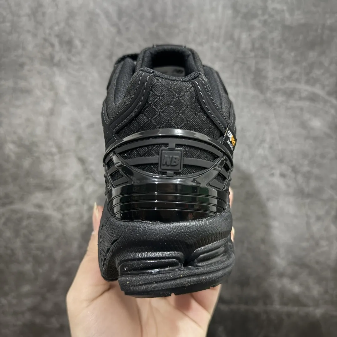 💰240 【纯原版】NB新百伦New Balance M1906R U1906RWF 系列复古老爹风休闲运动慢跑鞋 采用轻质牛剖革拼接透气网眼衬垫织物鞋面材质#T-Beam大底提供足步弓支撑,保持步态稳定#后跟搭载外露缓震胶 鞋身整体以各种深浅不一的灰色覆盖,鞋头以淡蓝色调装饰,网眼衬垫通过不规律的色块实现做旧的美感,泛黄的鞋底更是进一步增添了复古气息。 尺码:36 37 37.5 38 38.5 39.5 40 40.5 41.5 42 42.5 43 44 45 46.5 编码:JP260280