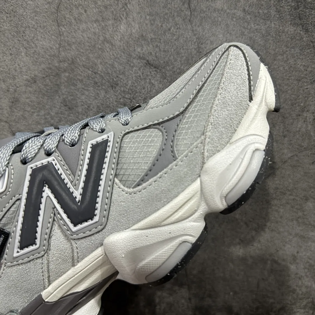 💰240【纯原版】 New Balance NB9060 联名款 复古休闲运动慢跑鞋 灰色 U9060ORB 全套原楦原纸板原厂数据开发 进口三明治网面 原装进口翻毛皮料正确绒感卡色 正确中底拉帮中底网布细节 原厂标裁 带紫光防伪 定制后跟透明水晶模块 冲裁组合 大底贴合程度胶水上色把控完美 整洁度挑战全网艺术家 多道序QC把关品质完善 匠心打造 耗时两个月开发完成 工艺极其复杂难度可想而知 新开独立私模大底 全网唯一正确六层组合大底 高端零售专供产物 Size：36 37 37.5 38 38.5 39 40 40.5 41 42 42.5 43 44 45 46.5 编码：JPC290300