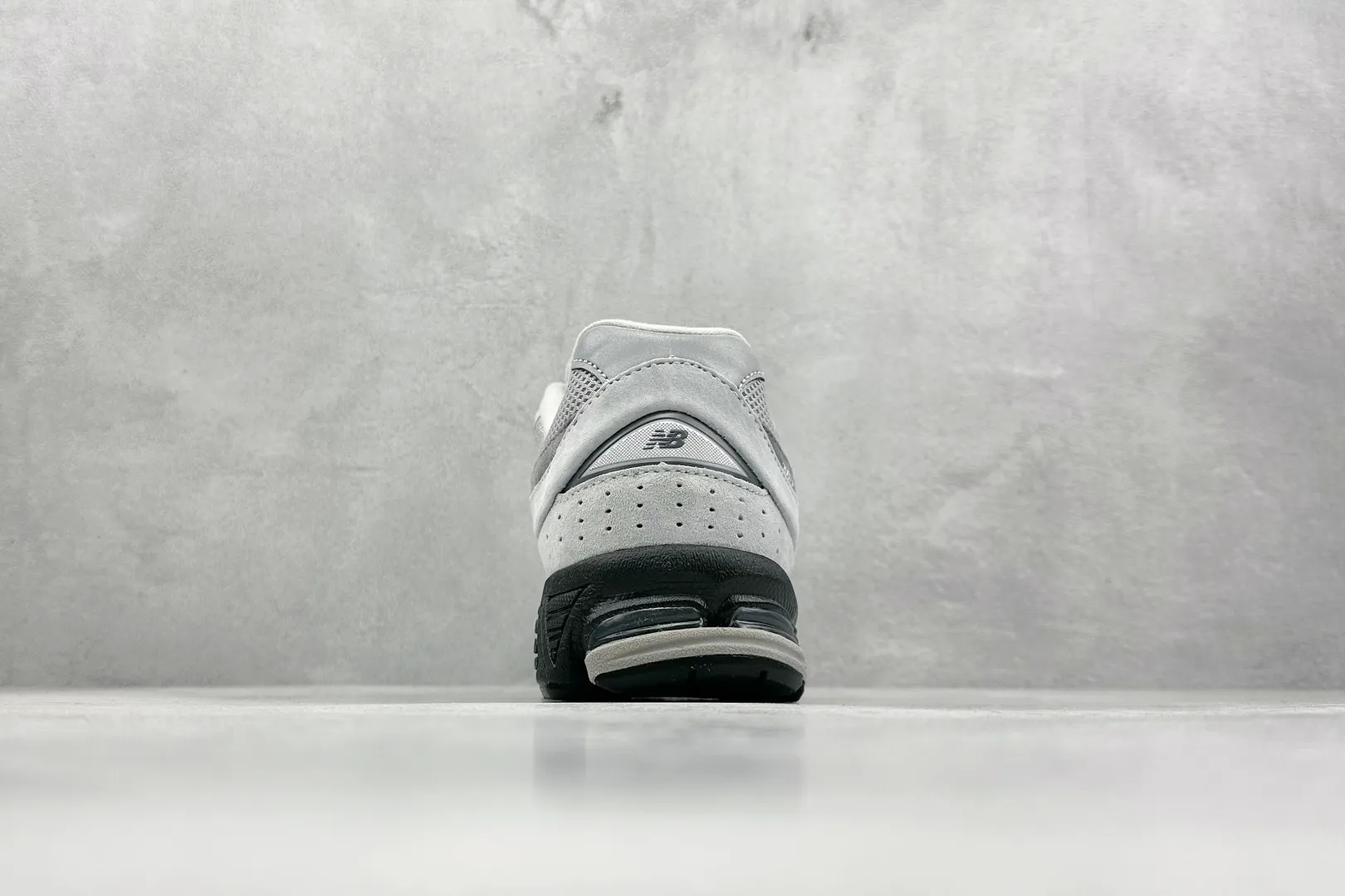 💰240 C版 New Balance NB 2002R 灰色 货号:M2002RC1 尺码:36 36.5 37 38.5 39 40 40.5 41 42 42.5 43 44 44.5 45 46 46.5 编码:33