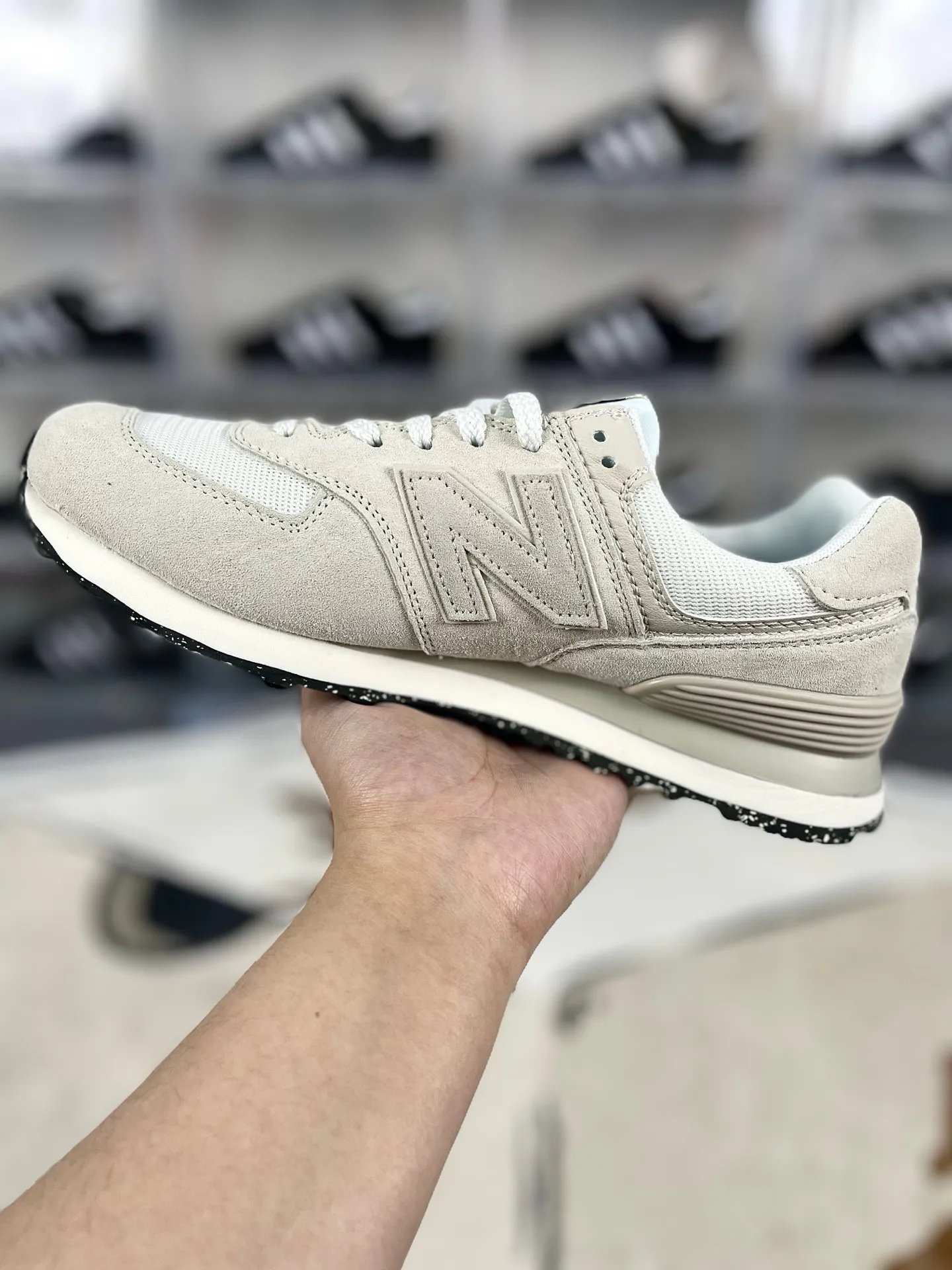 💰180 GS纯原New Balance NB 574 复古减震包裹性反光平衡耐磨轻便透气防滑 低帮 休闲跑步鞋 男女同款 米白黑 新百伦 ▪️New Balance 574 诞生于1988年，直至今天仍是 NewBalance 最为热销的复古慢跑鞋之一，其简约复古的外形，层出不穷的配色，成为了 New Balance 最热销的型号，作为New Balance 的当家鞋款，574兼具经典与时尚，备受明星潮人的追捧，是New Balance 的粉丝几乎人手一双的经典鞋款。 ▪️尺码：36-45（36 37 37.5 38 38.5 39.5 40 40.5 41.5 42 42.5 43 44 44.5 45） ▪️货号：U574OF2