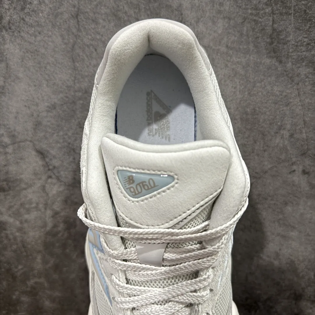 💰240【纯原版】 New Balance NB9060 联名款 复古休闲运动慢跑鞋 米绿色U9060ZGA 全套原楦原纸板原厂数据开发 进口三明治网面 原装进口翻毛皮料正确绒感卡色 正确中底拉帮中底网布细节 原厂标裁 带紫光防伪 定制后跟透明水晶模块 冲裁组合 大底贴合程度胶水上色把控完美 整洁度挑战全网艺术家 多道序QC把关品质完善 匠心打造 耗时两个月开发完成 工艺极其复杂难度可想而知 新开独立私模大底 全网唯一正确六层组合大底 高端零售专供产物 Size：36 37 37.5 38 38.5 39 40 40.5 41 42 42.5 43 44 45 46.5 编码：JP270300