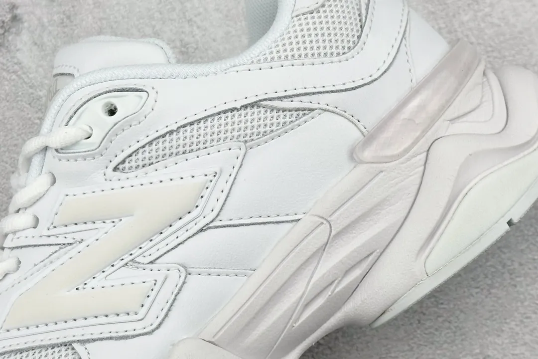 💰240 C版 Joe Freshgoods x New Balance NB9060 联名款 复古休闲运动慢跑鞋 鞋款灵感源自设计师本人对夏日的怀日回忆。鞋面大身由空间双格及磨砂鞋面拼接而生，配以柔和、温暖的粉橘色调，夏日氛围拉满#采用大面积网眼以及麂皮材质覆盖鞋身，还原经典气质。搭载ABZORB避震科技，由泡沫聚酯制成，上脚可以有效减少由鞋底反弹对身体及双腿的冲击力 官方货号: U9060NRJ 尺码：36 37 37.5 38 38.5 39.5 40 40.5 41.5 42 42.5 43 44 45 46.5 编码：YA5133