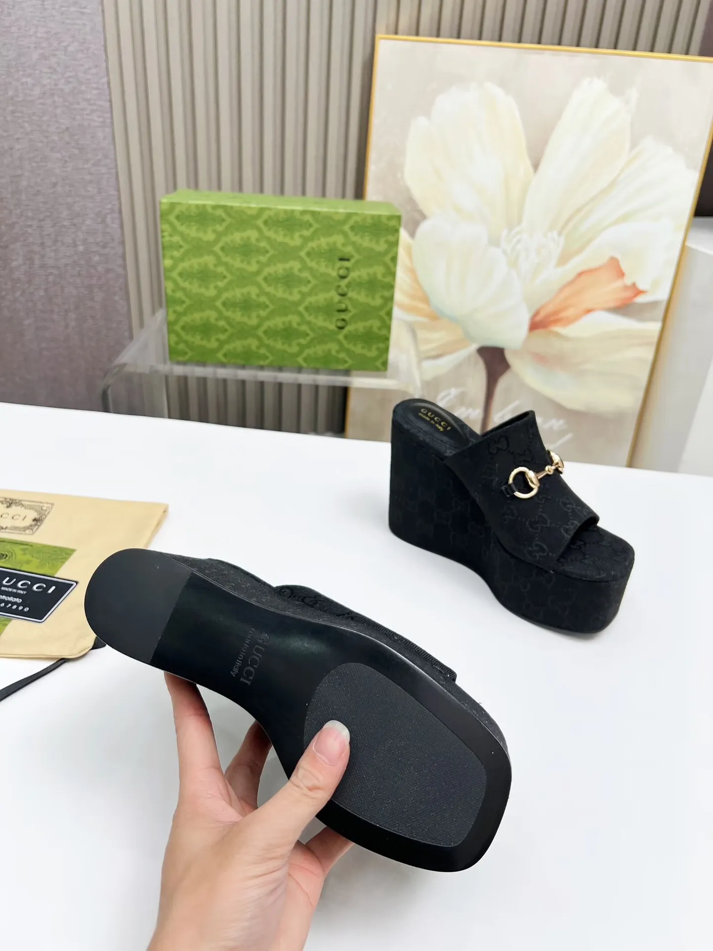 出厂价：200元 古琦新款拖鞋 ，时尚高端又个性十足的一款✅ 上脚很稳舒适又耐穿，日常搭配方便又独特，夏日必备经典款，鞋面采用GUCCI品牌饰扣 内里/垫脚：羊皮 水台高度：11cm 颜色：黑、棕 码数：35&mdash;42（41、42需定做） 包装：配有布袋 卡片。