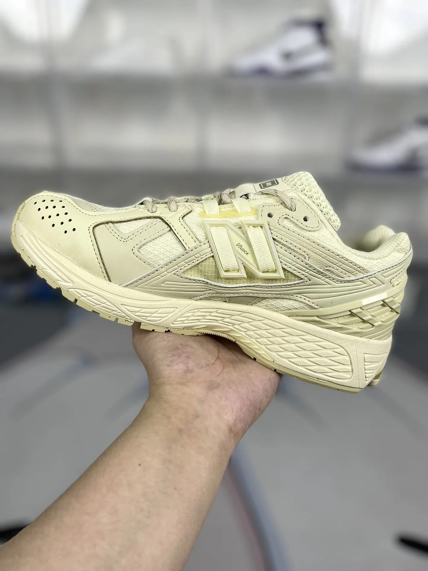 💰190 Z版纯原New Balance NB 1906U舒适时尚防滑耐磨 低帮 越野跑步鞋 男女同款 柠檬黄 新百伦 ▪️New Balance以诞生于21世纪的科技跑鞋1906为蓝本，融合现代先锋科技与日常使用风格注入当代美学，革新演绎复古时尚。淋漓经典轮廓，致敬千福一代跑者的科技美学，1906R以现代设计语言还原初始配色，层次演绎时光更迭的魅力。 ▪️尺码：36-45（36 37 37.5 38 38.5 39.5 40 40.5 41.5 42 42.5 43 44 44.5 45） ▪️货号：M1906NK