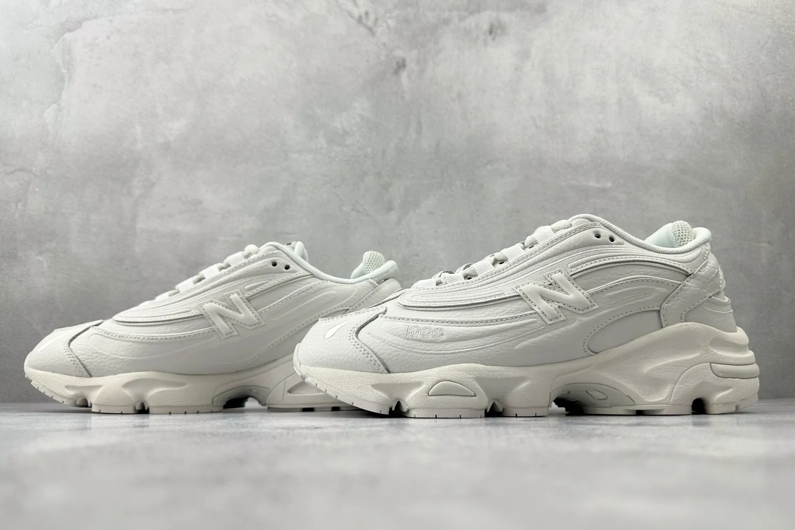 💰220 C版 大厂出品 New Balance NB 1000 Reflection Sea Salt 白色 货号：M1000BW 尺码：36 36.5 37.5 38 38.5 39 40 40.5 41 42 42.5 43 44 44.5 45 46 46.5 编码：33