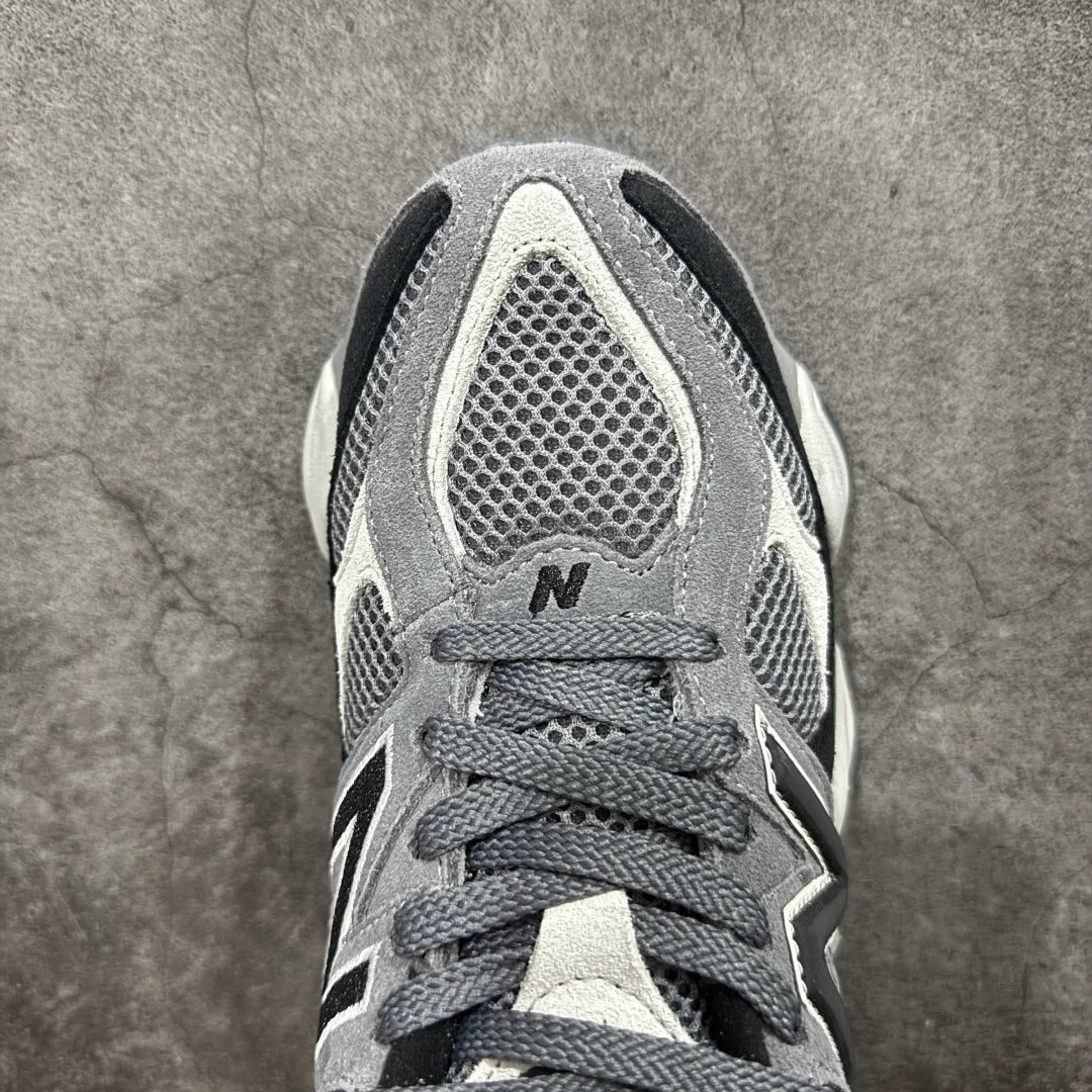 💰240【纯原C版】 New Balance NB9060 联名款 复古休闲运动慢跑鞋 黑灰色 U9060ERA 全套原楦原纸板原厂数据开发 进口三明治网面 原装进口翻毛皮料正确绒感卡色 正确中底拉帮中底网布细节 原厂标裁 带紫光防伪 定制后跟透明水晶模块 冲裁组合 大底贴合程度胶水上色把控完美 整洁度挑战全网艺术家 多道序QC把关品质完善 匠心打造 耗时两个月开发完成 工艺极其复杂难度可想而知 新开独立私模大底 全网唯一正确六层组合大底 高端零售专供产物 Size：36 37 37.5 38 38.5 39 40 40.5 41 42 42.5 43 44 45 46.5 编码：JPC290300