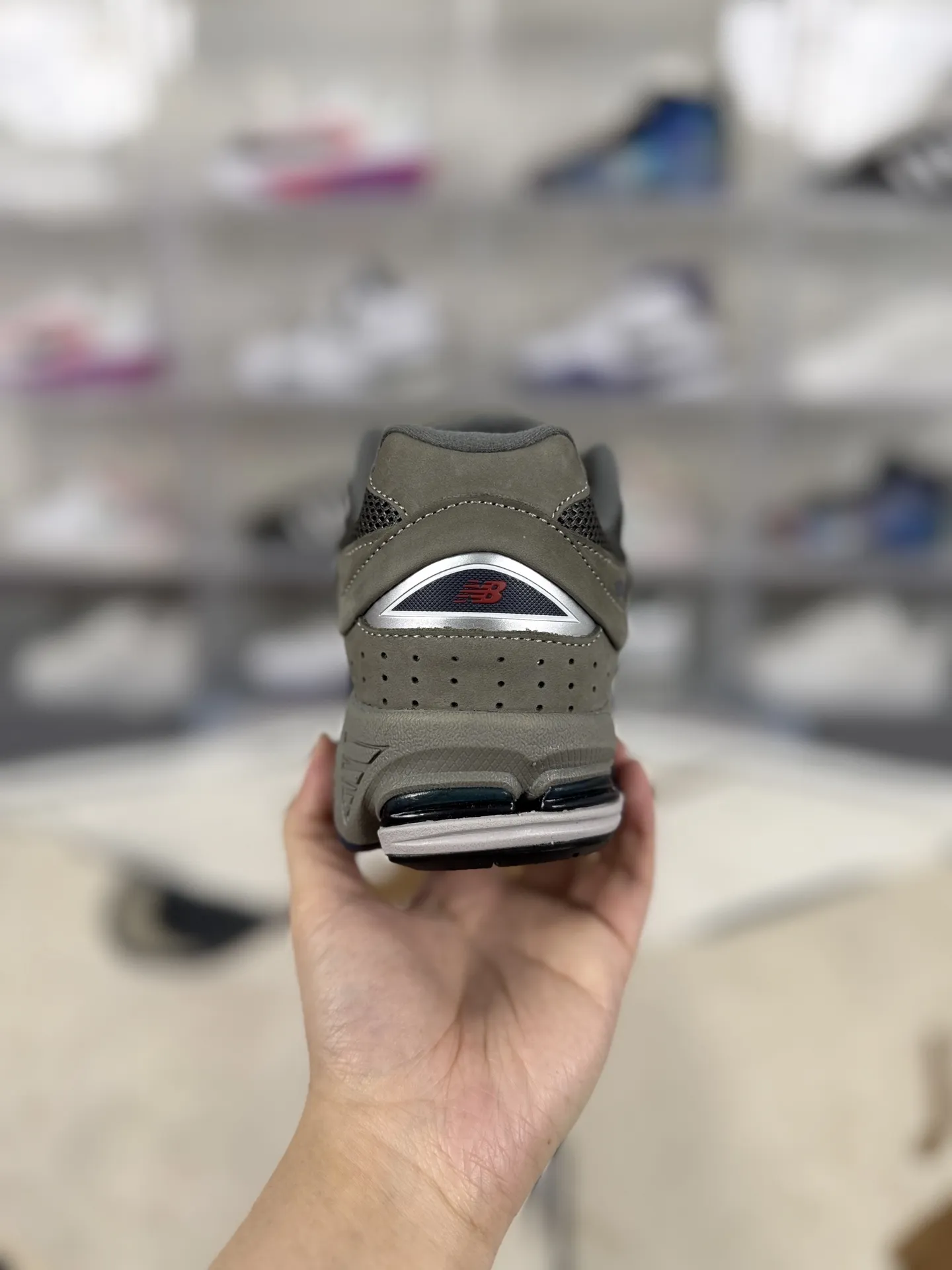 💰240 MR纯原 原厂麂皮New Balance NB 2002R 舒适 织物皮革防滑支撑轻便增高 低帮跑步鞋 男女款 中灰色 新百伦 ▪️New Balance 2002系列复古跑步鞋，是一款备受喜爱的鞋款。鞋面采用柔软的麂皮和尼龙网布或透气网眼织物与猪巴皮革的结合，不仅透气性好，质感十足，还带有浓厚的复古感。鞋舌上的品牌标志与鞋面融为一体，提升了整体的质感；鞋侧的N字Logo采用特殊处理，呈现出独特的复古效果。中底采用缓震材质或轻量化的EVA材料，能够有效缓冲运动中对膝盖的冲击。配备了ABZORB缓震技术，能够在跑步过程中吸收和分散冲击力，减少对脚部的压力。升级版的N-ERGY缓震物料或能量回弹技术，为脚底提供了极致的舒适体验，并能将跑步时产生的能量回馈给脚部，提供更强劲的推进力。鞋底采用独特的弹性材料或T-Beam大底设计，提供良好的支撑和稳定性。鞋面采用透气网眼材料，轻薄柔软，能够有效排汗和通风，保持脚部干爽，减少异味产生。NB2002跑鞋以其独特的复古风格、出色的舒适度和支撑性能赢得了广泛好评。无论是运动爱好者还是时尚潮人，都能在这款鞋中找到自己的心仪之选。 ▪️尺码：36-46.5（36 37 37.5 38 38.5 39.5 40 40.5 41.5 42 42.5 43 44 44.5 45 46.5） ▪️货号：ML2002RA