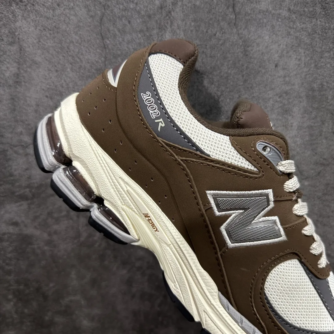 💰230 【BC纯原版】New Balance NB2002R系列 M2002RHS 全新版本 东莞大厂出品 市场第一梯队品质 绝对秒杀市场货 完美版型 正确组合大底 价格一步到位‼️ 全套原楦原纸板原厂数据开发 进口三明治网面 原装进口皮料正确绒感卡色 正确中底拉帮中底网布细节 原厂标裁 带紫光防伪 定制后跟透明水晶模块 冲裁组合 大底贴合程度胶水上色把控完美 整洁度挑战全网艺术家 多道序QC把关品质完善 匠心打造 耗时多月开发完成 工艺极其复杂难度可想而知 新开独立私模大底 正确六层组合大底 高端零售专供产物 Size：36 37 37.5 38 38.5 39 40 40.5 41 42 42.5 43 44 45 46 47.5 编码：GQB270280