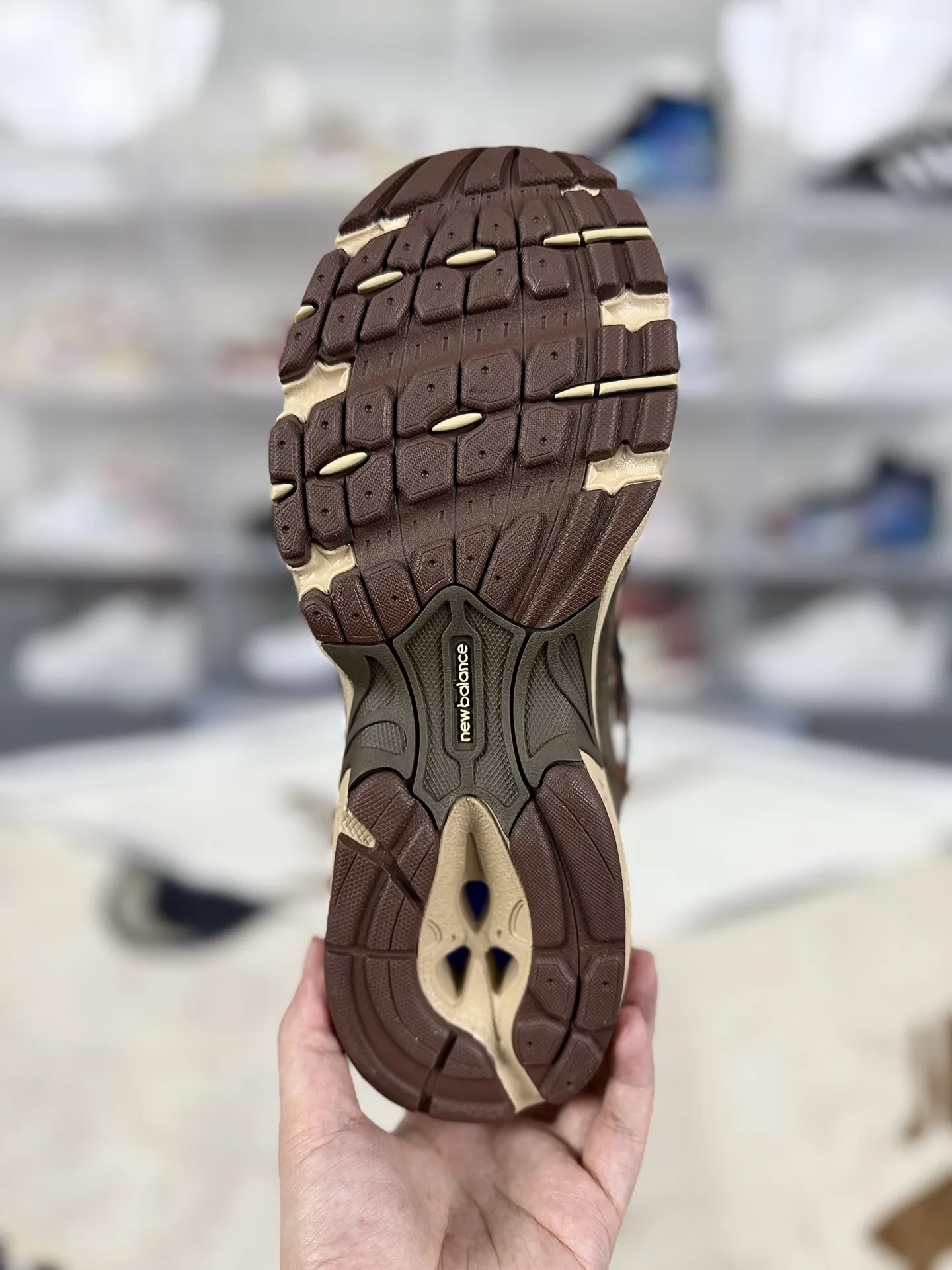 💰170 GS纯原New Balance NB 530 舒适简约防滑耐磨 低帮 休闲城市通勤跑步鞋 男女款 白褐色 新百伦 ▪️全新 New Balance 530 以极具复古风范的网面老爹鞋外观呈现。设计上全鞋以简约清爽的配色作基底,鞋身覆盖大面积织物网眼材质,并于鞋头、鞋带孔眼片等细节处点缀对比鲜明的反光银镀层凸显。鞋舌、侧身等位置则辅以一贯的“N”字标志和品牌徽标彰显身份,最后通过搭载的 ABZORB 缓震中底完善整体造型。 ▪️尺码:36-45(36 37 37.5 38 38.5 39.5 40 40.5 41.5 42 42.5 43 44 44.5 45) ▪️货号:MR530SNC