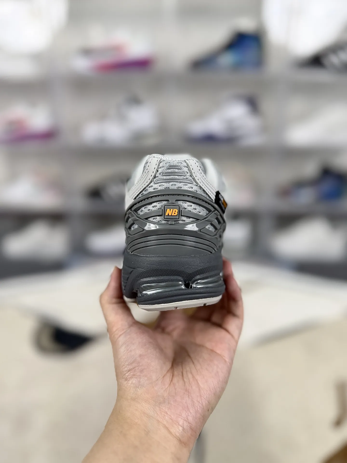 💰190 Z版纯原New Balance NB 1906R Cordura 柔软舒适防滑耐磨 低帮 休闲跑步鞋 男女同款 灰色 新百伦 ▪️New Balance以诞生于21世纪的科技跑鞋1906为蓝本,融合现代先锋科技与日常使用风格注入当代美学,革新演绎复古时尚。淋漓经典轮廓,致敬千福一代跑者的科技美学,1906R以现代设计语言还原初始配色,层次演绎时光更迭的魅力。 ▪️尺码:36-47(36 37 37.5 38 38.5 39.5 40 40.5 41.5 42 42.5 43 44 44.5 45 45.5 46.5 47) ▪️货号:U1906ROA