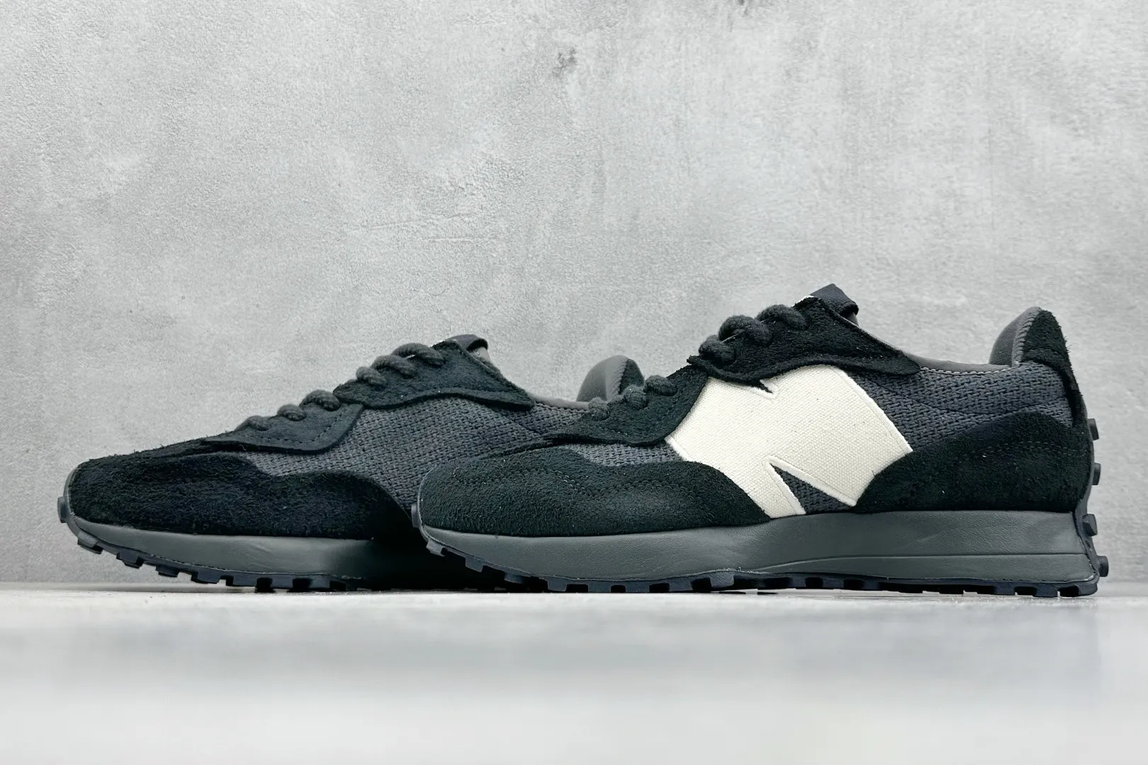 💰170 纯原New Balance MS327 复古休闲运动慢跑鞋 全新 New Balance 327 系列，以更纯粹的复古风格设计打造的全新造型。侧身还以解构设计，将 N 字标志以做旧压花样式呈现，样式别具新意。而麂皮、冲孔皮革的塑造，则呈现出高级怀旧气质，也让鞋款在奢华时装风格与运动氛围之间达到了平衡 官方货号: U327WVE 尺码：36-45 编码：28