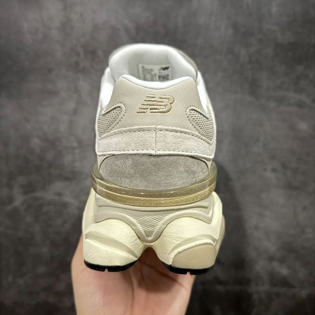 💰240【纯原版】 New Balance NB9060 联名款 复古休闲运动慢跑鞋 米灰色U9060JBC 全套原楦原纸板原厂数据开发 进口三明治网面 原装进口翻毛皮料正确绒感卡色 正确中底拉帮中底网布细节 原厂标裁 带紫光防伪 定制后跟透明水晶模块 冲裁组合 大底贴合程度胶水上色把控完美 整洁度挑战全网艺术家 多道序QC把关品质完善 匠心打造 耗时两个月开发完成 工艺极其复杂难度可想而知 新开独立私模大底 全网唯一正确六层组合大底 高端零售专供产物 Size:36 37 37.5 38 38.5 39 40 40.5 41 42 42.5 43 44 45 46.5 编码:JP270300