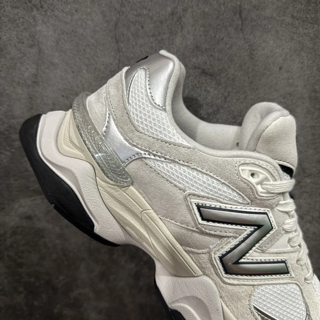 💰240【纯原C版】 New Balance NB9060 联名款 复古休闲运动慢跑鞋 灰色 U9060JRB 全套原楦原纸板原厂数据开发 进口三明治网面 原装进口翻毛皮料正确绒感卡色 正确中底拉帮中底网布细节 原厂标裁 带紫光防伪 定制后跟透明水晶模块 冲裁组合 大底贴合程度胶水上色把控完美 整洁度挑战全网艺术家 多道序QC把关品质完善 匠心打造 耗时两个月开发完成 工艺极其复杂难度可想而知 新开独立私模大底 全网唯一正确六层组合大底 高端零售专供产物 Size:36 37 37.5 38 38.5 39.5 40 40.5 41 42 42.5 43 44 45 46.5 编码:JPC290300
