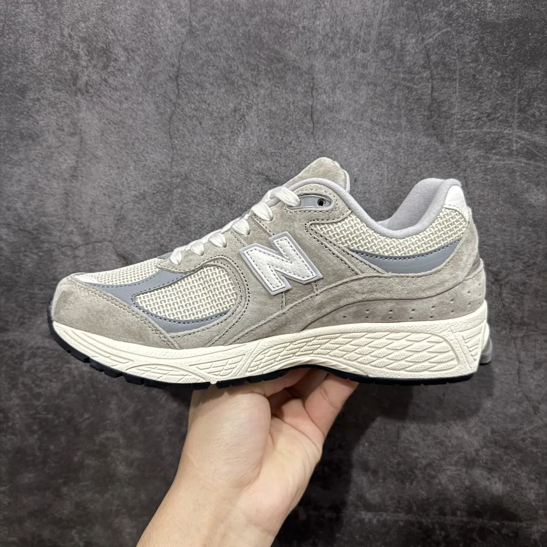 💰230 【纯原c版】NB New Balance M2002R 新百伦U2002RRD 灰米 全新版本出货 新配色陆续开发出货 品质很好 价格实惠 全套原楦原纸板原厂数据开发 原厂网纱 原装进口皮料 正确绒感卡色 正确中底拉帮中底网布细节 一比一手工擦旧效果 冲裁组合 匠心打造 耗时两个月开发完成 工艺极其复杂难度可想而知 新开独立私模大底 全网唯一正确做旧组合大底 高端零售专供产物 尺码:36 37 37.5 38 38.5 39.5 40 40.5 41.5 42 42.5 43 44 44.5 45 45.5 46.5 编码:JPB280290