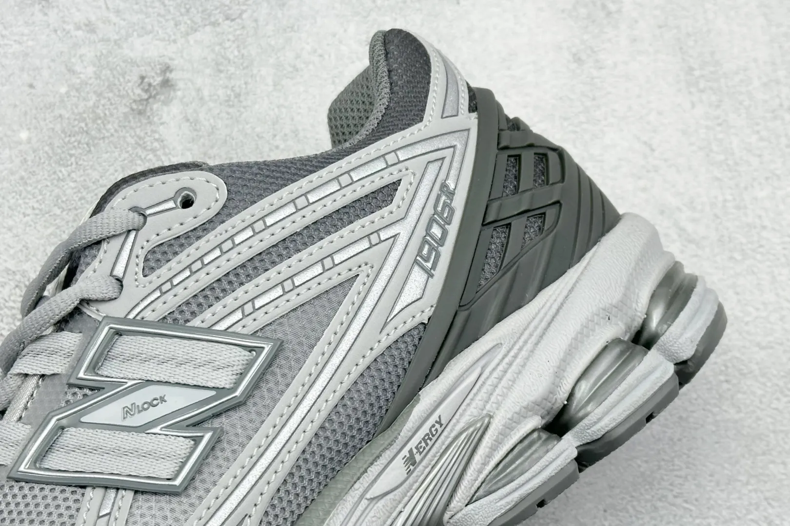 💰220 C版 New Balance 1906系列复古老爹风休闲运动慢跑鞋 #采用轻质牛剖革拼接透气网眼衬垫织物鞋面材质 T-Beam大底提供足步弓支撑,保持步态稳定 后跟搭载外露缓震胶 货号:U1906RNY 尺码:36 37 37.5 38 38.5 39.5 40 40.5 41.5 42 42.5 43 44 44.5 45 46.5 编码:33