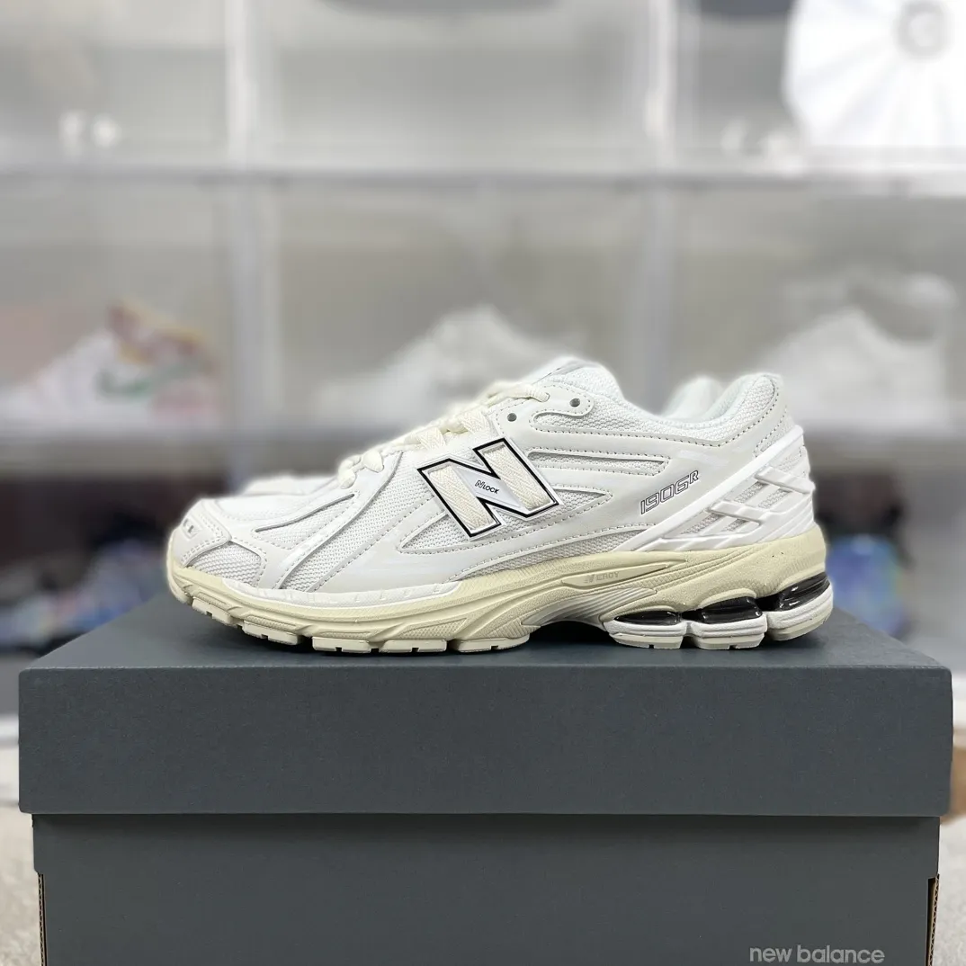 💰190 Z版纯原New Balance NB 1906R 舒适百搭减震支撑耐磨轻便透气防滑 低帮 休闲跑步鞋 男女同款 白色 ▪️New Balance以诞生于21世纪的科技跑鞋1906为蓝本，融合现代先锋科技与日常使用风格注入当代美学，革新演绎复古时尚。淋漓经典轮廓，致敬千福一代跑者的科技美学，1906R以现代设计语言还原初始配色，层次演绎时光更迭的魅力。 ▪️尺码：36-47（36 37 37.5 38 38.5 39.5 40 40.5 41.5 42 42.5 43 44 44.5 45 45.5 46.5 47） ▪️货号：M1906RWW