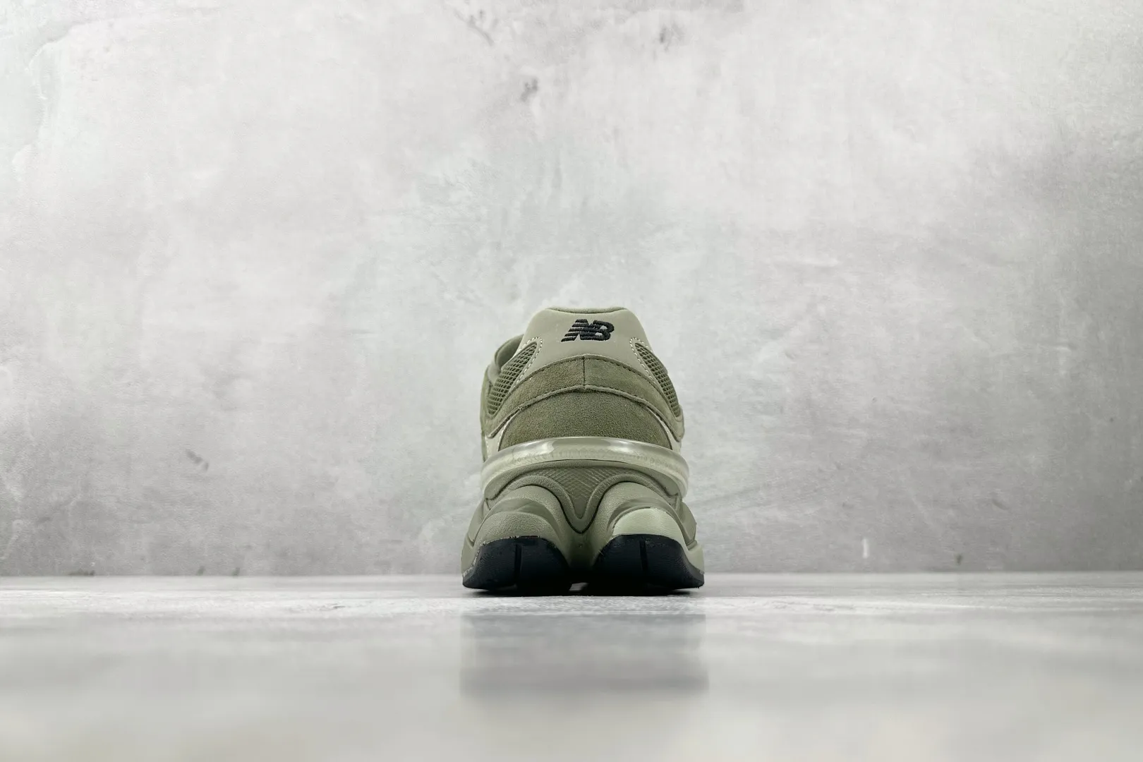 💰240 C版 纯原 大厂出品 新百伦9060 New Balance NB 9060 橄榄绿 货号：U9060ZGD 尺码：36 37 37.5 38 38.5 39.5 40 40.5 41.5 42 42.5 43 44 44.5 45 46 46.5