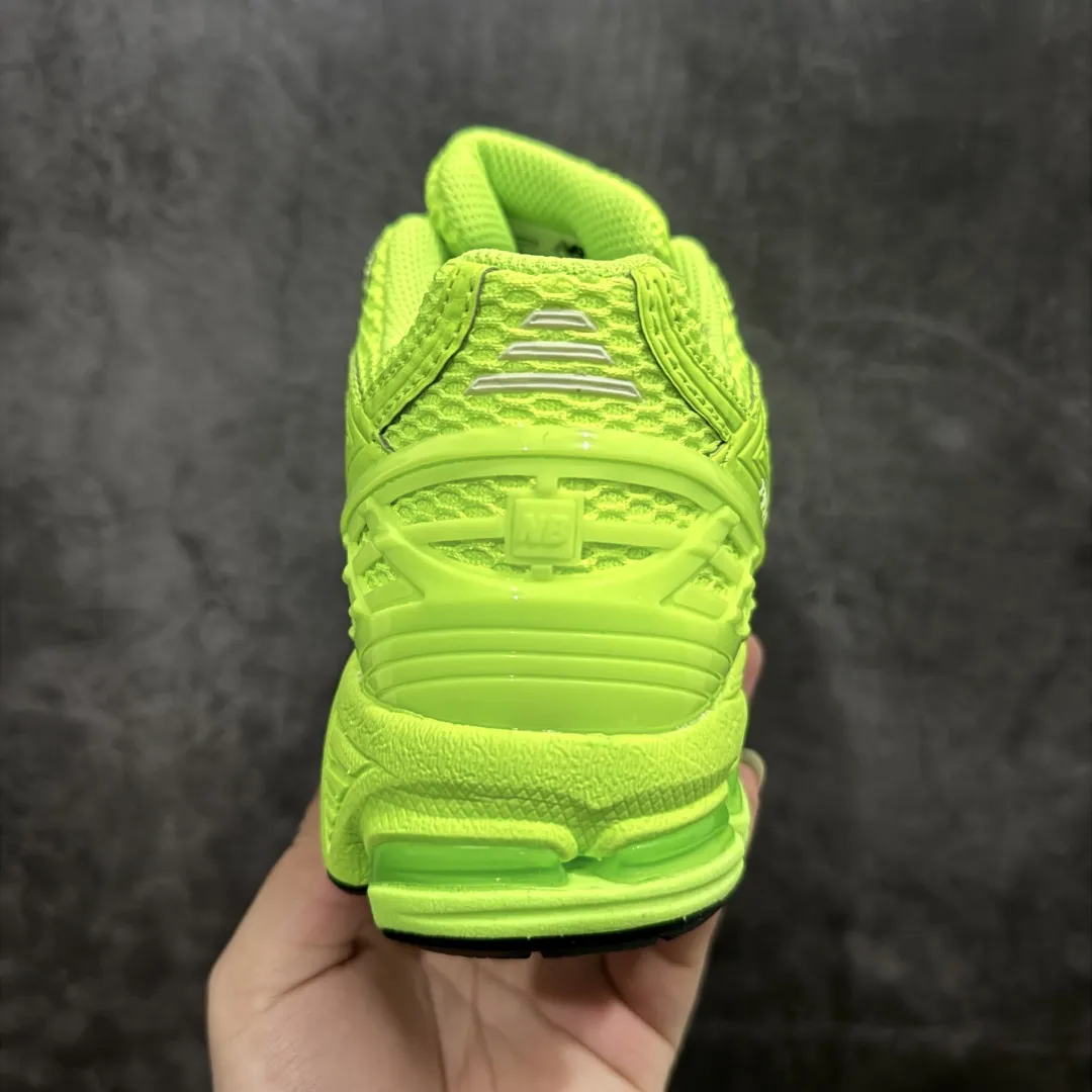 💰220【纯原版】NB新百伦New Balance M1906R M1906RAA系列复古老爹风休闲运动慢跑鞋 采用轻质牛剖革拼接透气网眼衬垫织物鞋面材质#T-Beam大底提供足步弓支撑，保持步态稳定#后跟搭载外露缓震胶 鞋身整体以各种深浅不一的灰色覆盖，鞋头以淡蓝色调装饰，网眼衬垫通过不规律的色块实现做旧的美感，泛黄的鞋底更是进一步增添了复古气息。 尺码：36 37 37.5 38 38.5 39.5 40 40.5 41.5 42 42.5 43 44 45 46.5 编码：JP260280