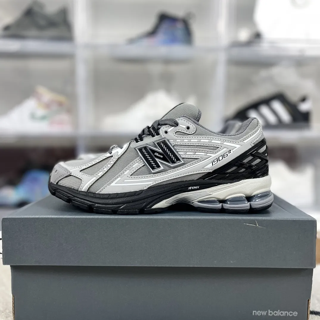 💰190 Z版纯原New Balance NB 1906R 舒适简约耐磨 低帮 休闲跑步鞋 男女款 黑灰 ▪️New Balance以诞生于21世纪的科技跑鞋1906为蓝本,融合现代先锋科技与日常使用风格注入当代美学,革新演绎复古时尚。淋漓经典轮廓,致敬千福一代跑者的科技美学,1906R以现代设计语言还原初始配色,层次演绎时光更迭的魅力。 ▪️尺码:36-47(36 37 37.5 38 38.5 39.5 40 40.5 41.5 42 42.5 43 44 44.5 45 45.5 46.5 47) ▪️货号:M1906RLG