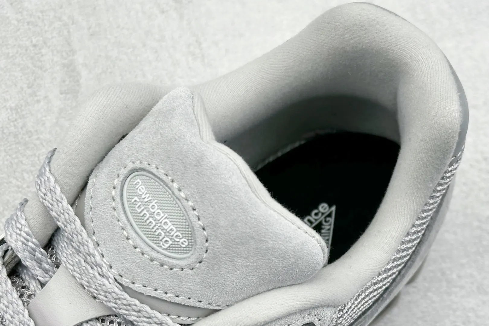 💰240 C版 New Balance NB 2002R 灰色 货号：M2002RC1 尺码：36 36.5 37 38.5 39 40 40.5 41 42 42.5 43 44 44.5 45 46 46.5 编码：33