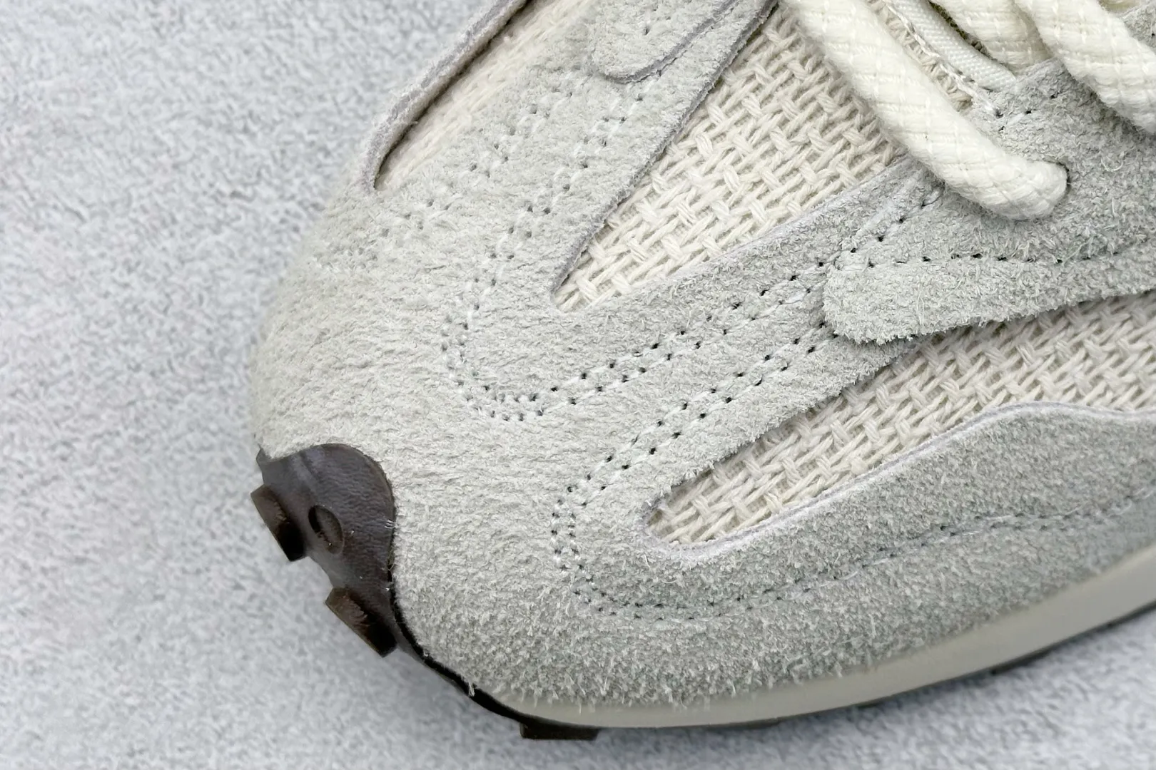 💰170 纯原 New Balance MS327 复古休闲运动慢跑鞋 全新 New Balance 327 系列,以更纯粹的复古风格设计打造的全新造型。侧身还以解构设计,将 N 字标志以做旧压花样式呈现,样式别具新意。而麂皮、冲孔皮革的塑造,则呈现出高级怀旧气质,也让鞋款在奢华时装风格与运动氛围之间达到了平衡 官方货号: U327WVA 尺码:36-45 编码:28