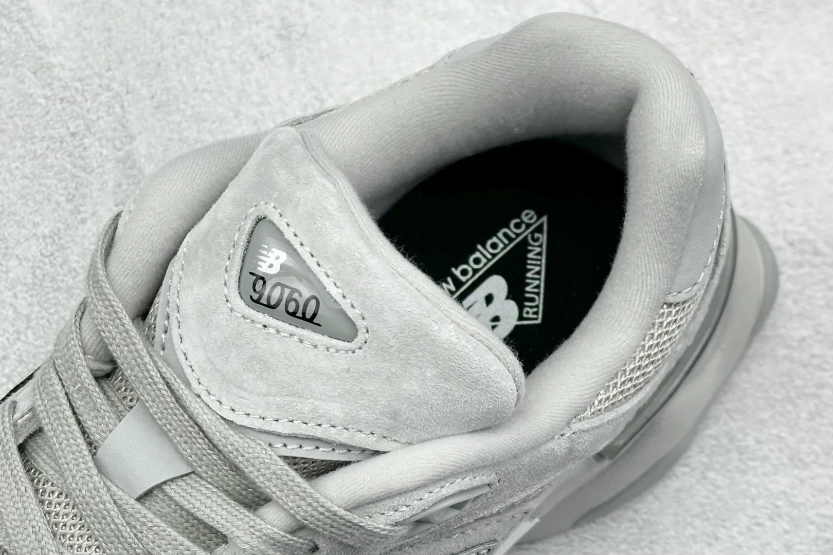 💰240 C版 Joe Freshgoods x New Balance NB9060 联名款 复古休闲运动慢跑鞋 #鞋款灵感源自设计师本人对夏日的怀日回忆。鞋面大身由空间双格及磨砂鞋面拼接而生，配以柔和、温暖的粉橘色调，夏日氛围拉满 #采用大面积网眼以及麂皮材质覆盖鞋身，还原经典气质。搭载ABZORB避震科技，由泡沫聚酯制成，上脚可以有效减少由鞋底反弹对身体及双腿的冲击力 货号： U9060JGR 尺码：36 37 37.5 38 38.5 39 40 40.5 41 42 42.5 43 44 44.5 45 46.5 编码：33