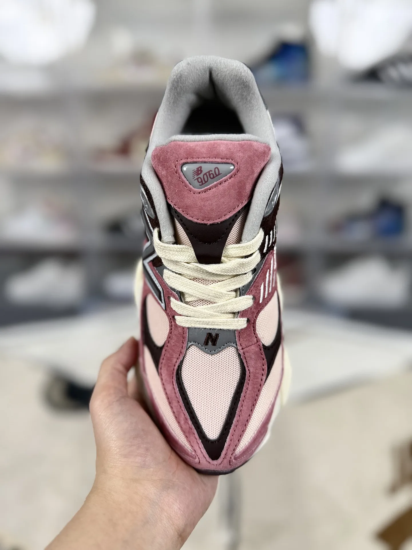 💰190 R版纯原New Balance NB 9060 织物猪皮 复古拼色 透气 低帮 生活休闲鞋 男女同款 砖红色 新百伦 ▪️New Balance 9060跑鞋是一款备受关注的复古风格运动鞋，是New Balance与芝加哥街头品牌Joe Freshgoods联名推出的，旨在将复古与现代元素相结合，为消费者带来全新的穿着体验。9060鞋款整体设计借鉴了90年代的复古风潮，麂皮与织物材质的组合，让鞋面质感十足，波浪形的流线型设计与老爹鞋的风格完美契合。中底采用了New Balance独特的&ldquo;ABZORB&rdquo;缓震技术，为穿着者提供卓越的缓震性能和舒适的穿着体验。鞋面采用网布和合成材料，提升了透气性，增加了舒适度。鞋底提供了坚固的抓地力和耐用性，确保了在各种地面上的稳定性。 ▪️尺码：36-40（36 37 37.5 38 38.5 39.5 40） ▪️货号：U9060TRU