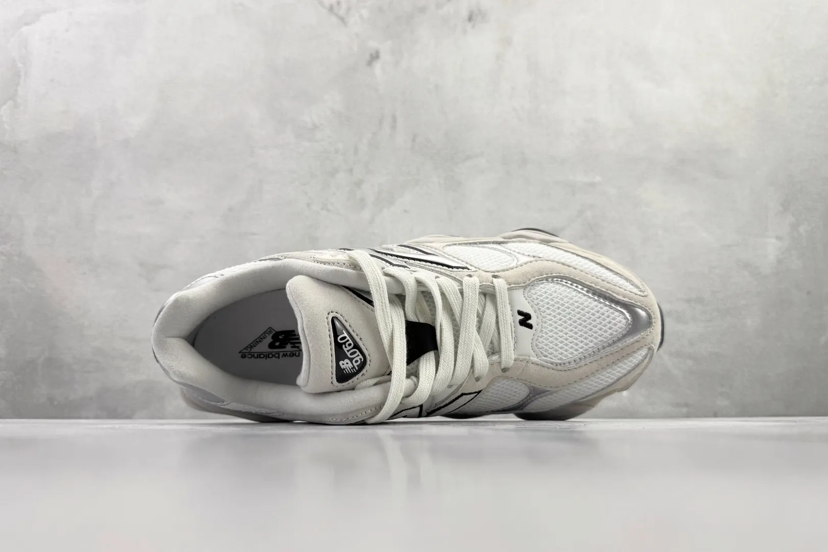 💰240 C 版纯原 大厂出品 New Balance NB 9060 灰银 货号: U9060JRB 尺码:36 36.5 37 38.5 39 40 40.5 41 42 42.5 43 44 44.5 45 46 46.5 编码:33