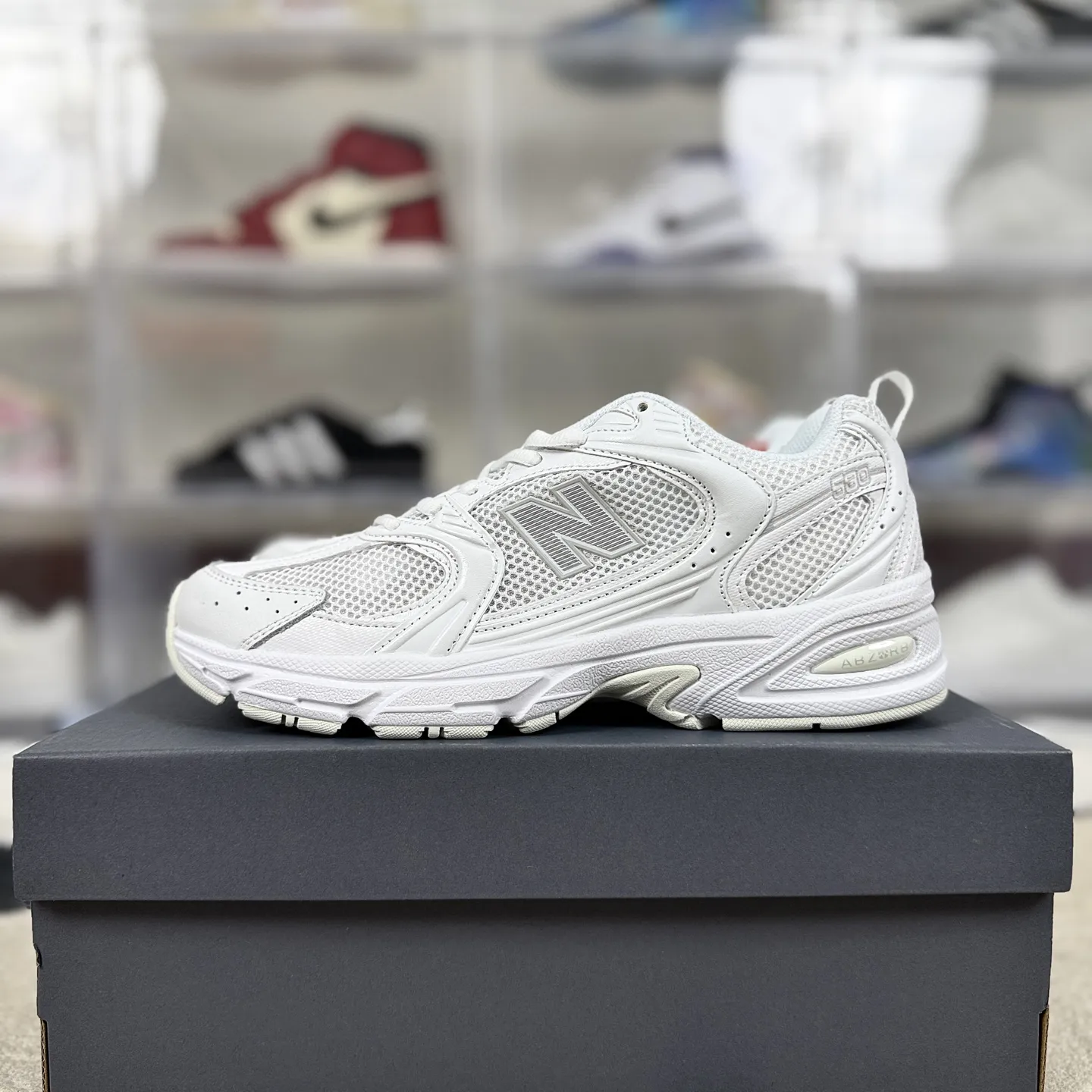 💰170 GS纯原New Balance NB 530 ABZORB 舒适 简约 网布减震防滑耐磨 低帮 休闲跑步鞋 男女同款 白色 新百伦 ▪️全新 New Balance 530 以极具复古风范的网面老爹鞋外观呈现。设计上全鞋以简约清爽的配色作基底,鞋身覆盖大面积织物网眼材质,并于鞋头、鞋带孔眼片等细节处点缀对比鲜明的反光银镀层凸显。鞋舌、侧身等位置则辅以一贯的“N”字标志和品牌徽标彰显身份,最后通过搭载的 ABZORB 缓震中底完善整体造型。 ▪️尺码:36-45(36 37 37.5 38 38.5 39.5 40 40.5 41.5 42 42.5 43 44 44.5 45) ▪️货号:MR530FW1