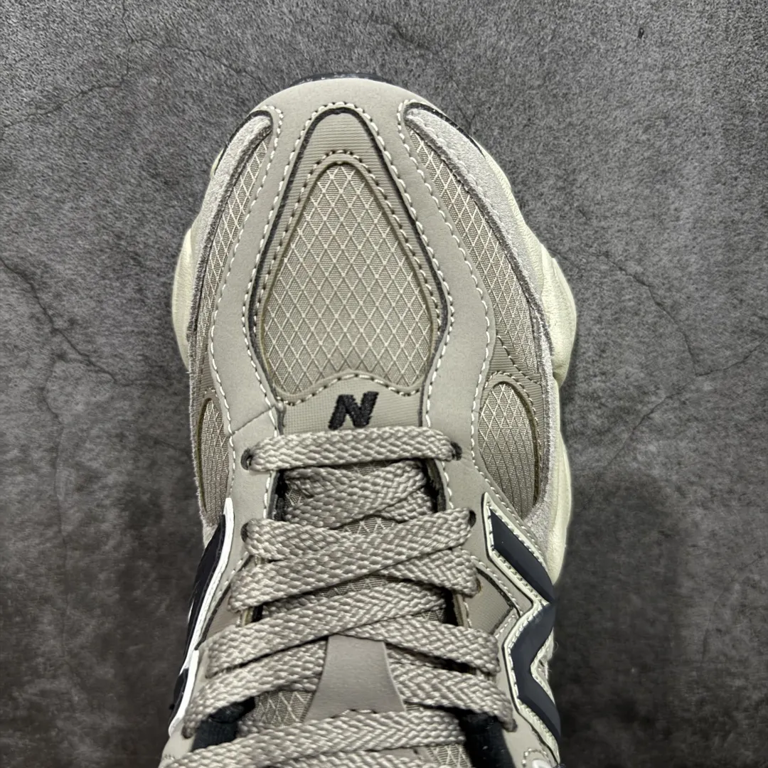 💰240【纯原版】 New Balance NB9060 联名款 复古休闲运动慢跑鞋 灰色 新百伦U9060ORD 全套原楦原纸板原厂数据开发 进口三明治网面 原装进口翻毛皮料正确绒感卡色 正确中底拉帮中底网布细节 原厂标裁 带紫光防伪 定制后跟透明水晶模块 冲裁组合 大底贴合程度胶水上色把控完美 整洁度挑战全网艺术家 多道序QC把关品质完善 匠心打造 耗时两个月开发完成 工艺极其复杂难度可想而知 新开独立私模大底 全网唯一正确六层组合大底 高端零售专供产物 Size:36 37 37.5 38 38.5 39 40 40.5 41 42 42.5 43 44 45 46.5 编码:JPC290300