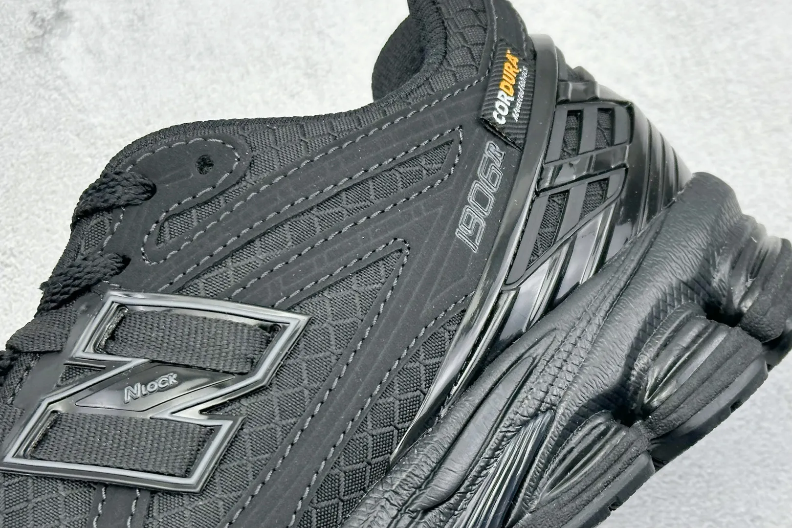 💰240 C版 New Balance 1906系列复古老爹风休闲运动慢跑鞋 #采用轻质牛剖革拼接透气网眼衬垫织物鞋面材质 T-Beam大底提供足步弓支撑，保持步态稳定 后跟搭载外露缓震胶 货号：M1906RWF 尺码：36 37 37.5 38 38.5 39 40 40.5 41 42 42.5 43 44 44.5 45 46.5 编码：33