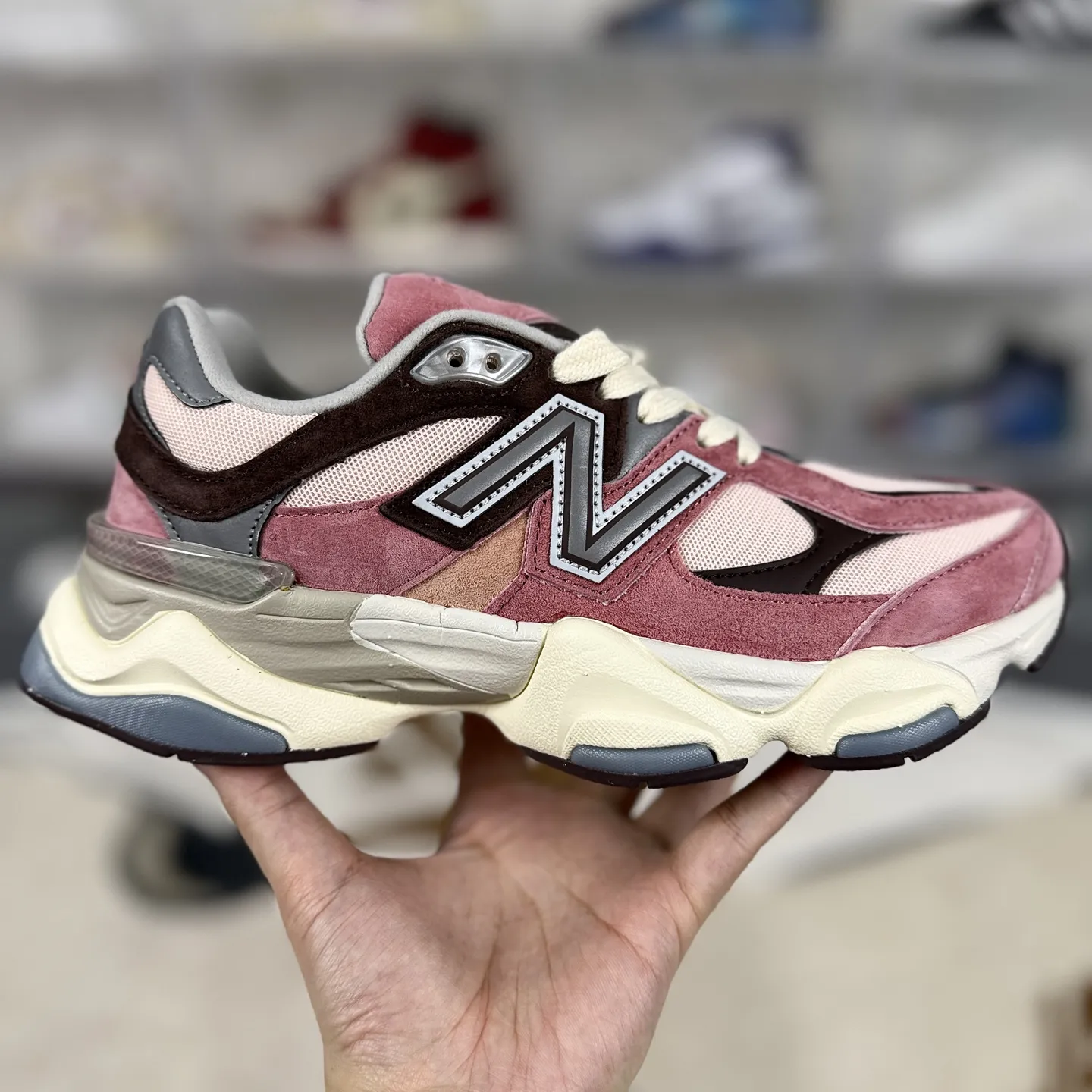 💰190 R版纯原New Balance NB 9060 织物猪皮 复古拼色 透气 低帮 生活休闲鞋 男女同款 砖红色 新百伦 ▪️New Balance 9060跑鞋是一款备受关注的复古风格运动鞋,是New Balance与芝加哥街头品牌Joe Freshgoods联名推出的,旨在将复古与现代元素相结合,为消费者带来全新的穿着体验。9060鞋款整体设计借鉴了90年代的复古风潮,麂皮与织物材质的组合,让鞋面质感十足,波浪形的流线型设计与老爹鞋的风格完美契合。中底采用了New Balance独特的“ABZORB”缓震技术,为穿着者提供卓越的缓震性能和舒适的穿着体验。鞋面采用网布和合成材料,提升了透气性,增加了舒适度。鞋底提供了坚固的抓地力和耐用性,确保了在各种地面上的稳定性。 ▪️尺码:36-40(36 37 37.5 38 38.5 39.5 40) ▪️货号:U9060TRU