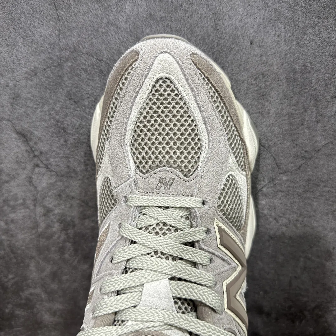 💰240【纯原版】 New Balance NB9060 联名款 复古休闲运动慢跑鞋 棕灰色U9060ERC 全套原楦原纸板原厂数据开发 进口三明治网面 原装进口翻毛皮料正确绒感卡色 正确中底拉帮中底网布细节 原厂标裁 带紫光防伪 定制后跟透明水晶模块 冲裁组合 大底贴合程度胶水上色把控完美 整洁度挑战全网艺术家 多道序QC把关品质完善 匠心打造 耗时两个月开发完成 工艺极其复杂难度可想而知 新开独立私模大底 全网唯一正确六层组合大底 高端零售专供产物 Size:36 37 37.5 38 38.5 39.5 40 40.5 41.5 42 42.5 43 44 45 46.5