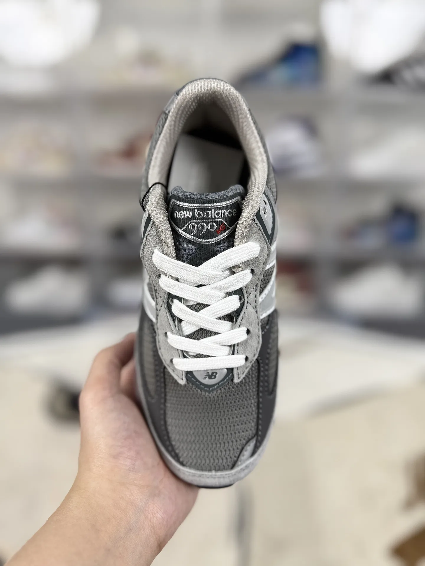 💰180 GS纯原New Balance NB 990 V6 舒适百搭防滑耐磨 低帮跑步鞋 男女款 灰色 新百伦 ▪️NB990V6跑步鞋是一款备受好评的鞋款。鞋面采用绒面革与织物拼接设计,搭配精致的细节点缀,提升了鞋子的质感和触感。这种材质组合不仅舒适耐穿,还赋予了鞋子独特的复古韵味。NB990V6搭载了全新的FuelCell缓震大底,为鞋子提供了出色的缓震性能。这种技术通过氮气注入工艺,使中底回弹性能提升,同时降低了重量,让穿着者在跑步或日常行走中都能感受到柔软而富有弹性的回馈。ENCAP边缘稳定系统有效减少了长距离行走或跑步时的足部疲劳,提供了额外的支撑和稳定性。NB990V6具有一定的增高效果,且穿着稳定,不用担心崴脚问题,鞋子整体设计注重舒适性,无论是日常穿着还是运动场景,都能提供愉悦的穿着体验。采用网眼和穿孔设计,增强了鞋子的透气性,让双脚保持干爽舒适。这款鞋子的设计打破了传统鞋款的性别界限,男女同款设计让它可以轻松适配各种穿搭风格。无论是搭配牛仔裤、休闲裤还是运动装,都能展现出独特的个性。 ▪️尺码:36-45(36 37 37.5 38 38.5 39.5 40 40.5 41.5 42 42.5 43 44 44.5 45) ▪️货号:M990GL6/W990GL6