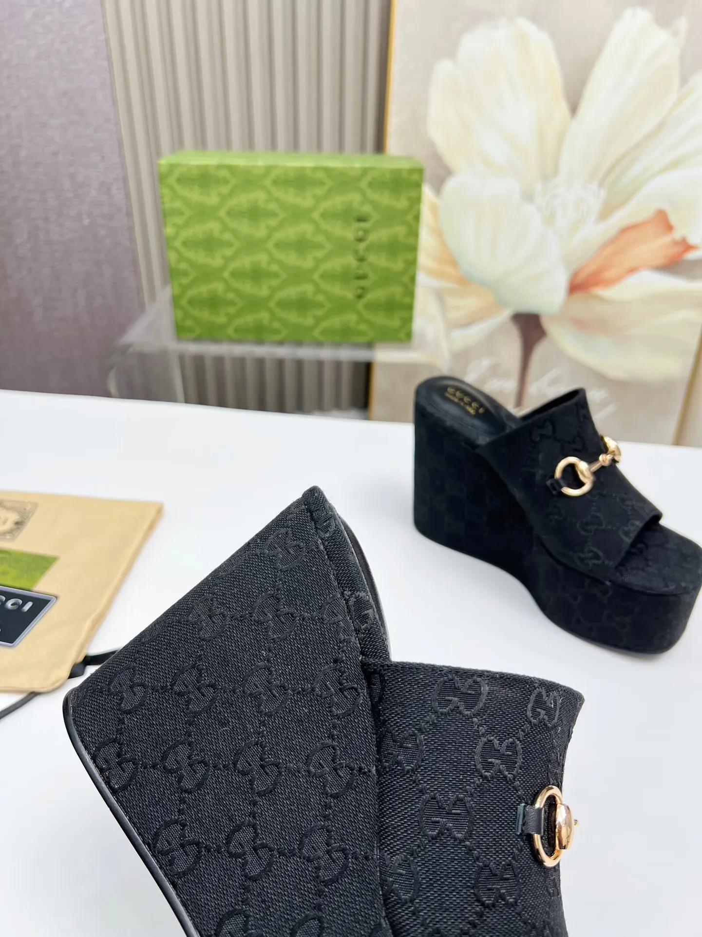 出厂价：200元 古琦新款拖鞋 ，时尚高端又个性十足的一款✅ 上脚很稳舒适又耐穿，日常搭配方便又独特，夏日必备经典款，鞋面采用GUCCI品牌饰扣 内里/垫脚：羊皮 水台高度：11cm 颜色：黑、棕 码数：35&mdash;42（41、42需定做） 包装：配有布袋 卡片。