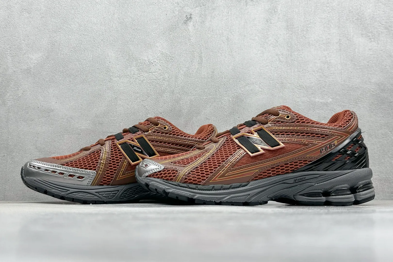 💰240 C版 New Balance 1906系列复古老爹风休闲运动慢跑鞋 #采用轻质牛剖革拼接透气网眼衬垫织物鞋面材质 T-Beam大底提供足步弓支撑,保持步态稳定 后跟搭载外露缓震胶 货号:M1906RZA 尺码:36 37 37.5 38 38.5 39 40 40.5 41 42 42.5 43 44 44.5 45 46.5 编码:33