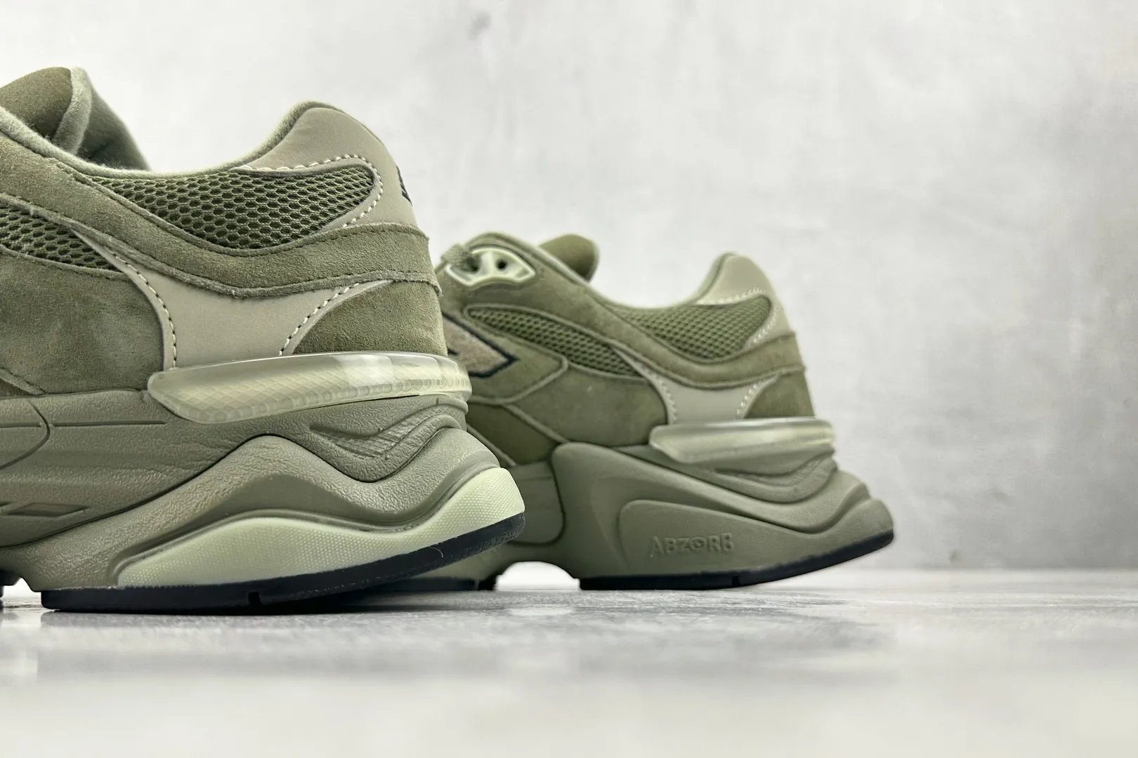 💰240 C版 纯原 大厂出品 新百伦9060 New Balance NB 9060 橄榄绿 货号：U9060ZGD 尺码：36 37 37.5 38 38.5 39.5 40 40.5 41.5 42 42.5 43 44 44.5 45 46 46.5