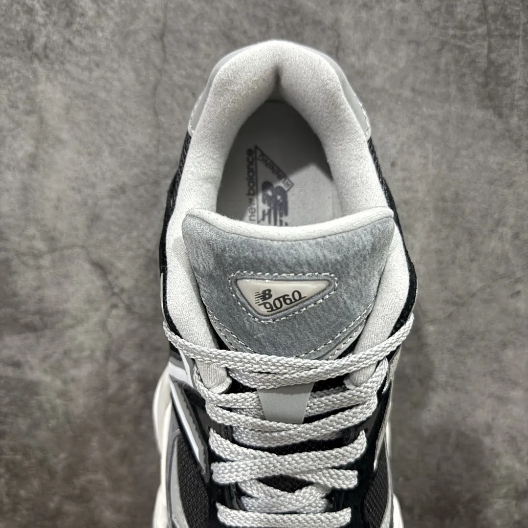 💰240【纯原版】 New Balance NB9060 联名款 复古休闲运动慢跑鞋 黑灰色U9060JBD 全套原楦原纸板原厂数据开发 进口三明治网面 原装进口翻毛皮料正确绒感卡色 正确中底拉帮中底网布细节 原厂标裁 带紫光防伪 定制后跟透明水晶模块 冲裁组合 大底贴合程度胶水上色把控完美 整洁度挑战全网艺术家 多道序QC把关品质完善 匠心打造 耗时两个月开发完成 工艺极其复杂难度可想而知 新开独立私模大底 全网唯一正确六层组合大底 高端零售专供产物 Size:36 37 37.5 38 38.5 39 40 40.5 41 42 42.5 43 44 45 46.5 编码:JP270300