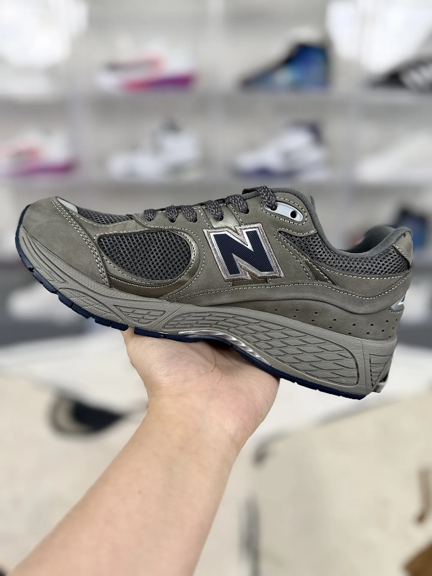 💰240 MR纯原 原厂麂皮New Balance NB 2002R 舒适 织物皮革防滑支撑轻便增高 低帮跑步鞋 男女款 中灰色 新百伦 ▪️New Balance 2002系列复古跑步鞋，是一款备受喜爱的鞋款。鞋面采用柔软的麂皮和尼龙网布或透气网眼织物与猪巴皮革的结合，不仅透气性好，质感十足，还带有浓厚的复古感。鞋舌上的品牌标志与鞋面融为一体，提升了整体的质感；鞋侧的N字Logo采用特殊处理，呈现出独特的复古效果。中底采用缓震材质或轻量化的EVA材料，能够有效缓冲运动中对膝盖的冲击。配备了ABZORB缓震技术，能够在跑步过程中吸收和分散冲击力，减少对脚部的压力。升级版的N-ERGY缓震物料或能量回弹技术，为脚底提供了极致的舒适体验，并能将跑步时产生的能量回馈给脚部，提供更强劲的推进力。鞋底采用独特的弹性材料或T-Beam大底设计，提供良好的支撑和稳定性。鞋面采用透气网眼材料，轻薄柔软，能够有效排汗和通风，保持脚部干爽，减少异味产生。NB2002跑鞋以其独特的复古风格、出色的舒适度和支撑性能赢得了广泛好评。无论是运动爱好者还是时尚潮人，都能在这款鞋中找到自己的心仪之选。 ▪️尺码：36-46.5（36 37 37.5 38 38.5 39.5 40 40.5 41.5 42 42.5 43 44 44.5 45 46.5） ▪️货号：ML2002RA