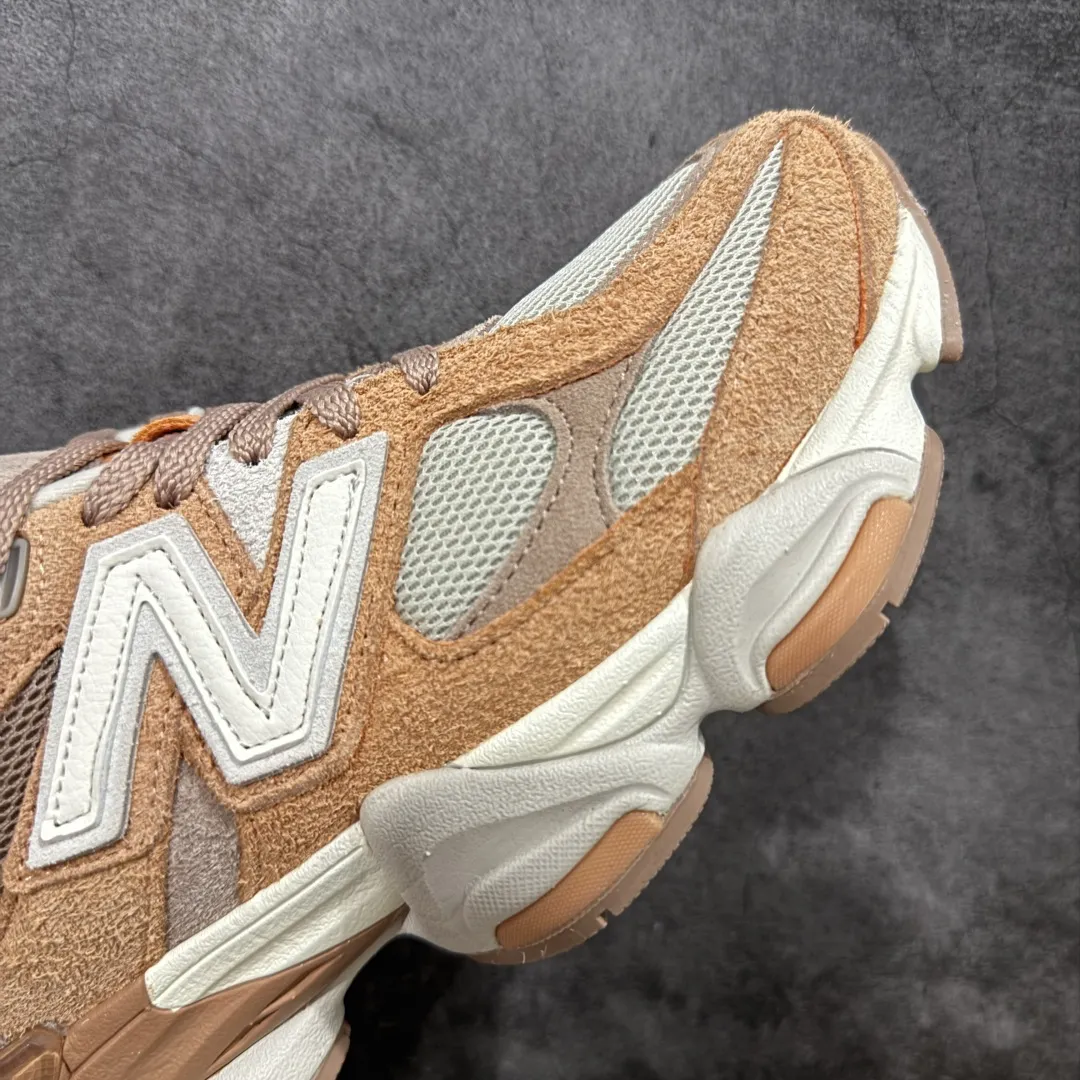 💰240【纯原版】 New Balance NB9060 联名款 复古休闲运动慢跑鞋 粉棕色U9060WCW 全套原楦原纸板原厂数据开发 进口三明治网面 原装进口翻毛皮料正确绒感卡色 正确中底拉帮中底网布细节 原厂标裁 带紫光防伪 定制后跟透明水晶模块 冲裁组合 大底贴合程度胶水上色把控完美 整洁度挑战全网艺术家 多道序QC把关品质完善 匠心打造 耗时两个月开发完成 工艺极其复杂难度可想而知 新开独立私模大底 全网唯一正确六层组合大底 高端零售专供产物 Size:36 37 37.5 38 38.5 39.5 40 40.5 41.5 42 42.5 43 44 45 46.5 编码:JPC290300