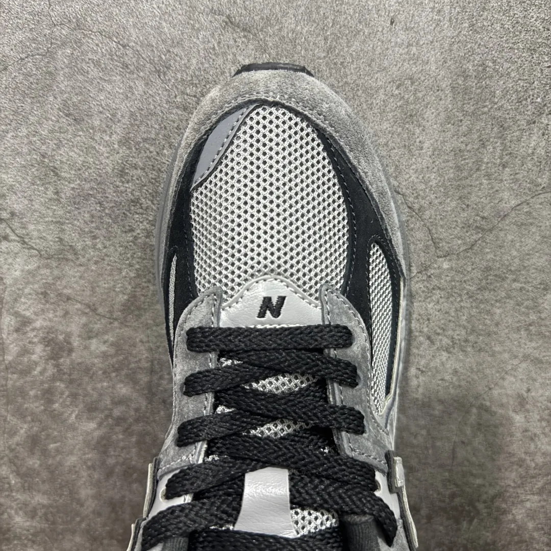 💰230 【纯原c版】NB New Balance M2002R 新百伦M2002RCL 灰黑 全新版本出货 新配色陆续开发出货 品质很好 价格实惠 全套原楦原纸板原厂数据开发 原厂网纱 原装进口皮料 正确绒感卡色 正确中底拉帮中底网布细节 一比一手工擦旧效果 冲裁组合 匠心打造 耗时两个月开发完成 工艺极其复杂难度可想而知 新开独立私模大底 全网唯一正确做旧组合大底 高端零售专供产物 尺码:36 37 37.5 38 38.5 39.5 40 40.5 41.5 42 42.5 43 44 44.5 45 45.5 46.5 编码:JPB280290