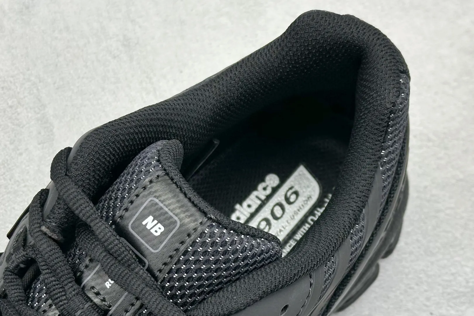 💰220 C版 New Balance 1906系列复古老爹风休闲运动慢跑鞋 #采用轻质牛剖革拼接透气网眼衬垫织物鞋面材质 T-Beam大底提供足步弓支撑,保持步态稳定 后跟搭载外露缓震胶 货号:U1906WFD 尺码:36 37 37.5 38 38.5 39 40 40.5 41 42 42.5 43 44 44.5 45 46.5 编码:33