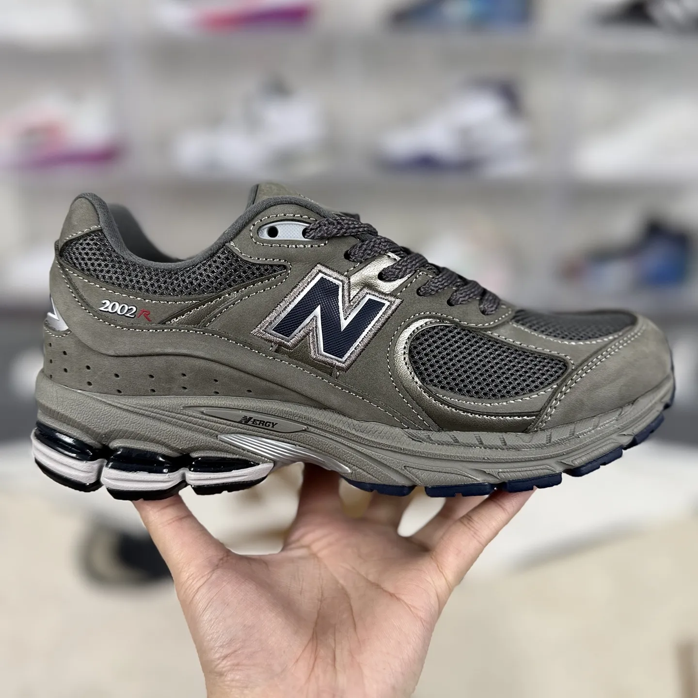 💰240 MR纯原 原厂麂皮New Balance NB 2002R 舒适 织物皮革防滑支撑轻便增高 低帮跑步鞋 男女款 中灰色 新百伦 ▪️New Balance 2002系列复古跑步鞋,是一款备受喜爱的鞋款。鞋面采用柔软的麂皮和尼龙网布或透气网眼织物与猪巴皮革的结合,不仅透气性好,质感十足,还带有浓厚的复古感。鞋舌上的品牌标志与鞋面融为一体,提升了整体的质感;鞋侧的N字Logo采用特殊处理,呈现出独特的复古效果。中底采用缓震材质或轻量化的EVA材料,能够有效缓冲运动中对膝盖的冲击。配备了ABZORB缓震技术,能够在跑步过程中吸收和分散冲击力,减少对脚部的压力。升级版的N-ERGY缓震物料或能量回弹技术,为脚底提供了极致的舒适体验,并能将跑步时产生的能量回馈给脚部,提供更强劲的推进力。鞋底采用独特的弹性材料或T-Beam大底设计,提供良好的支撑和稳定性。鞋面采用透气网眼材料,轻薄柔软,能够有效排汗和通风,保持脚部干爽,减少异味产生。NB2002跑鞋以其独特的复古风格、出色的舒适度和支撑性能赢得了广泛好评。无论是运动爱好者还是时尚潮人,都能在这款鞋中找到自己的心仪之选。 ▪️尺码:36-46.5(36 37 37.5 38 38.5 39.5 40 40.5 41.5 42 42.5 43 44 44.5 45 46.5) ▪️货号:ML2002RA