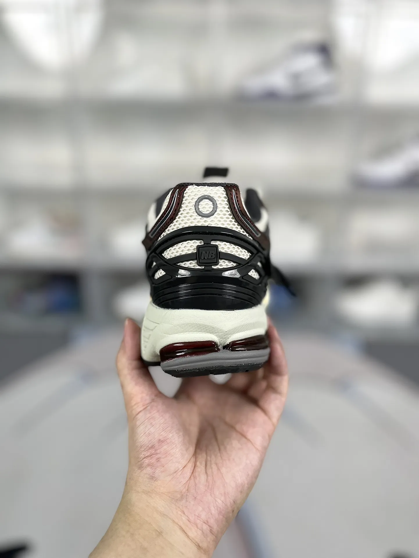 💰200 Z版纯原New Balance NB 1906A 龙年新品复古网面减震 低帮 休闲跑步鞋 男女同款 酒红解构 新百伦 ▪️New Balance以诞生于21世纪的科技跑鞋1906为蓝本,融合现代先锋科技与日常使用风格注入当代美学,革新演绎复古时尚。淋漓经典轮廓,致敬千福一代跑者的科技美学,1906R以现代设计语言还原初始配色,层次演绎时光更迭的魅力。 ▪️尺码:36-47(36 37 37.5 38 38.5 39.5 40 40.5 41.5 42 42.5 43 44 44.5 45 45.5 46.5 47) ▪️货号:M1906AR