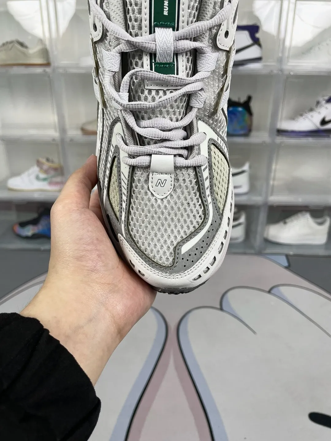 💰190 Z版纯原New Balance NB 1906R 龙年新品 格雷系 防滑透气 低帮 生活休闲鞋 男女同款 灰白色 新百伦 ▪️New Balance以诞生于21世纪的科技跑鞋1906为蓝本，融合现代先锋科技与日常使用风格注入当代美学，革新演绎复古时尚。淋漓经典轮廓，致敬千福一代跑者的科技美学，1906R以现代设计语言还原初始配色，层次演绎时光更迭的魅力。 ▪️尺码：36-45（36 37 37.5 38 38.5 39.5 40 40.5 41.5 42 42.5 43 44 44.5 45） ▪️货号：M1906RGP