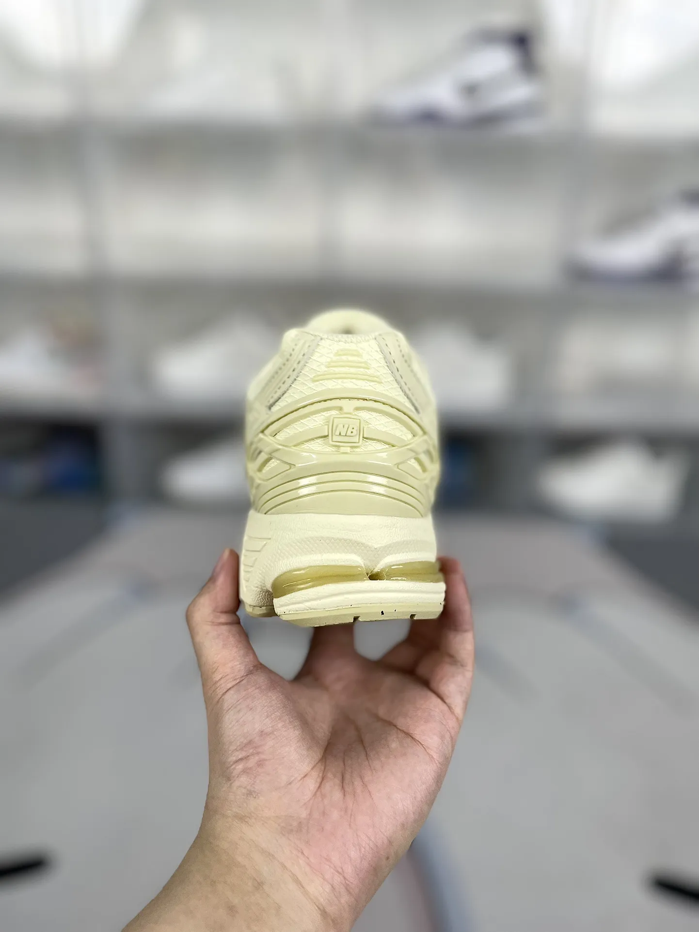 💰190 Z版纯原New Balance NB 1906U舒适时尚防滑耐磨 低帮 越野跑步鞋 男女同款 柠檬黄 新百伦 ▪️New Balance以诞生于21世纪的科技跑鞋1906为蓝本,融合现代先锋科技与日常使用风格注入当代美学,革新演绎复古时尚。淋漓经典轮廓,致敬千福一代跑者的科技美学,1906R以现代设计语言还原初始配色,层次演绎时光更迭的魅力。 ▪️尺码:36-45(36 37 37.5 38 38.5 39.5 40 40.5 41.5 42 42.5 43 44 44.5 45) ▪️货号:M1906NK