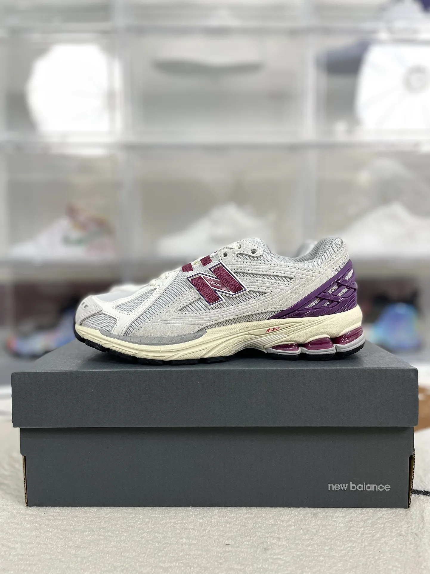 💰190 Z版纯原New Balance NB 1906R 舒适简约百搭耐磨 低帮 休闲跑步鞋 男女款 米紫 新百伦 ▪️New Balance以诞生于21世纪的科技跑鞋1906为蓝本，融合现代先锋科技与日常使用风格注入当代美学，革新演绎复古时尚。淋漓经典轮廓，致敬千福一代跑者的科技美学，1906R以现代设计语言还原初始配色，层次演绎时光更迭的魅力。 ▪️尺码：36-40（36 37 37.5 38 38.5 39.5 40） ▪️货号：M1906REF